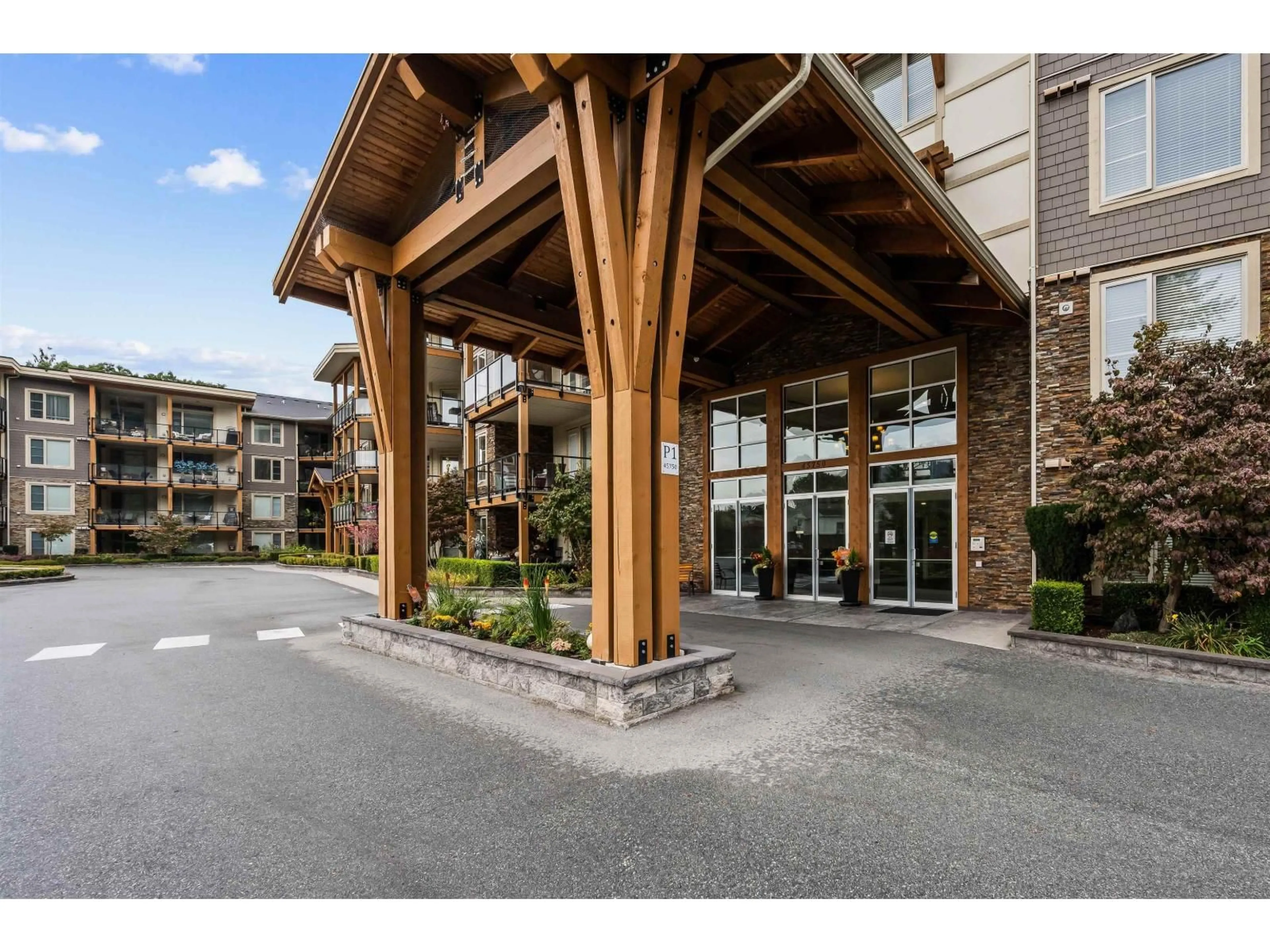 Indoor foyer for 305 - 45750 KEITH WILSON ROAD, Chilliwack British Columbia V2R0X3