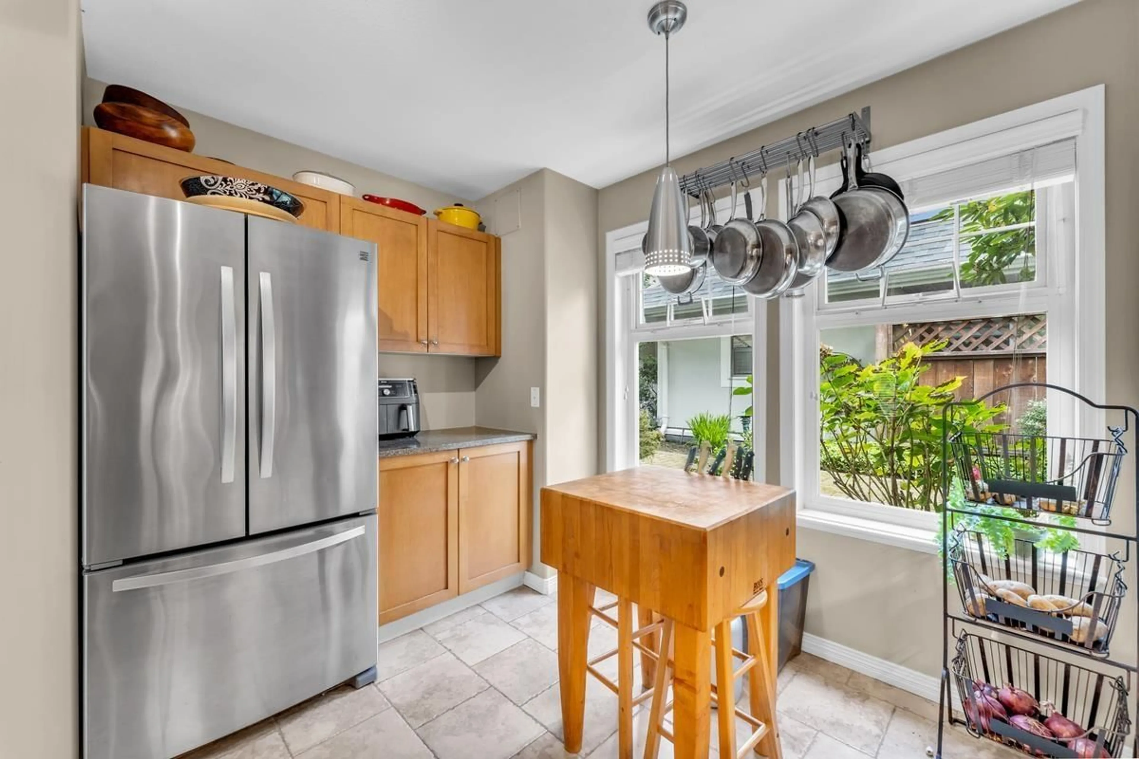 Open concept kitchen, ceramic/tile floor for 24 - 15442 16A, Surrey British Columbia V4A1T3