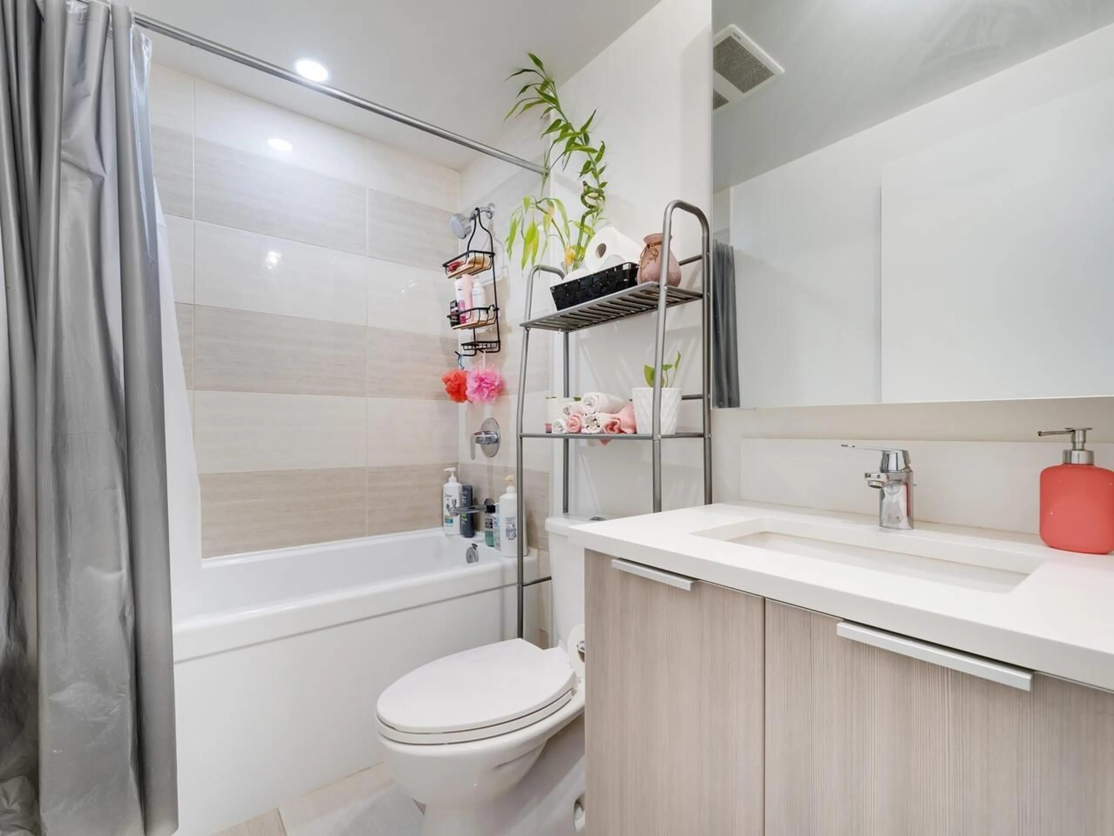 Standard bathroom, ceramic/tile floor for 2311 - 13308 CENTRAL AVENUE, Surrey British Columbia V3T0M4