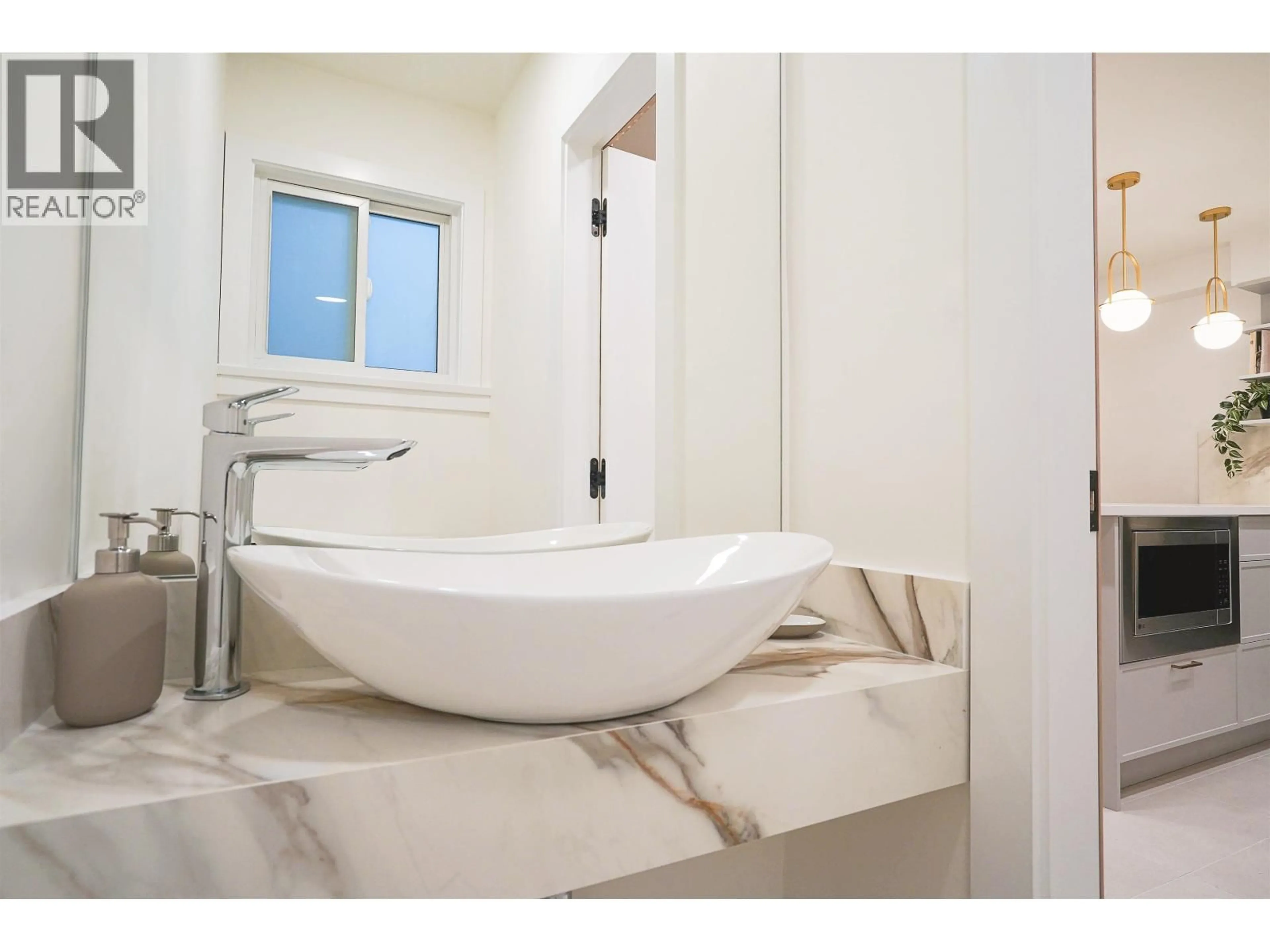 Contemporary bathroom, ceramic/tile floor for 2078 SPRINGER AVENUE, Burnaby British Columbia V5B3M5