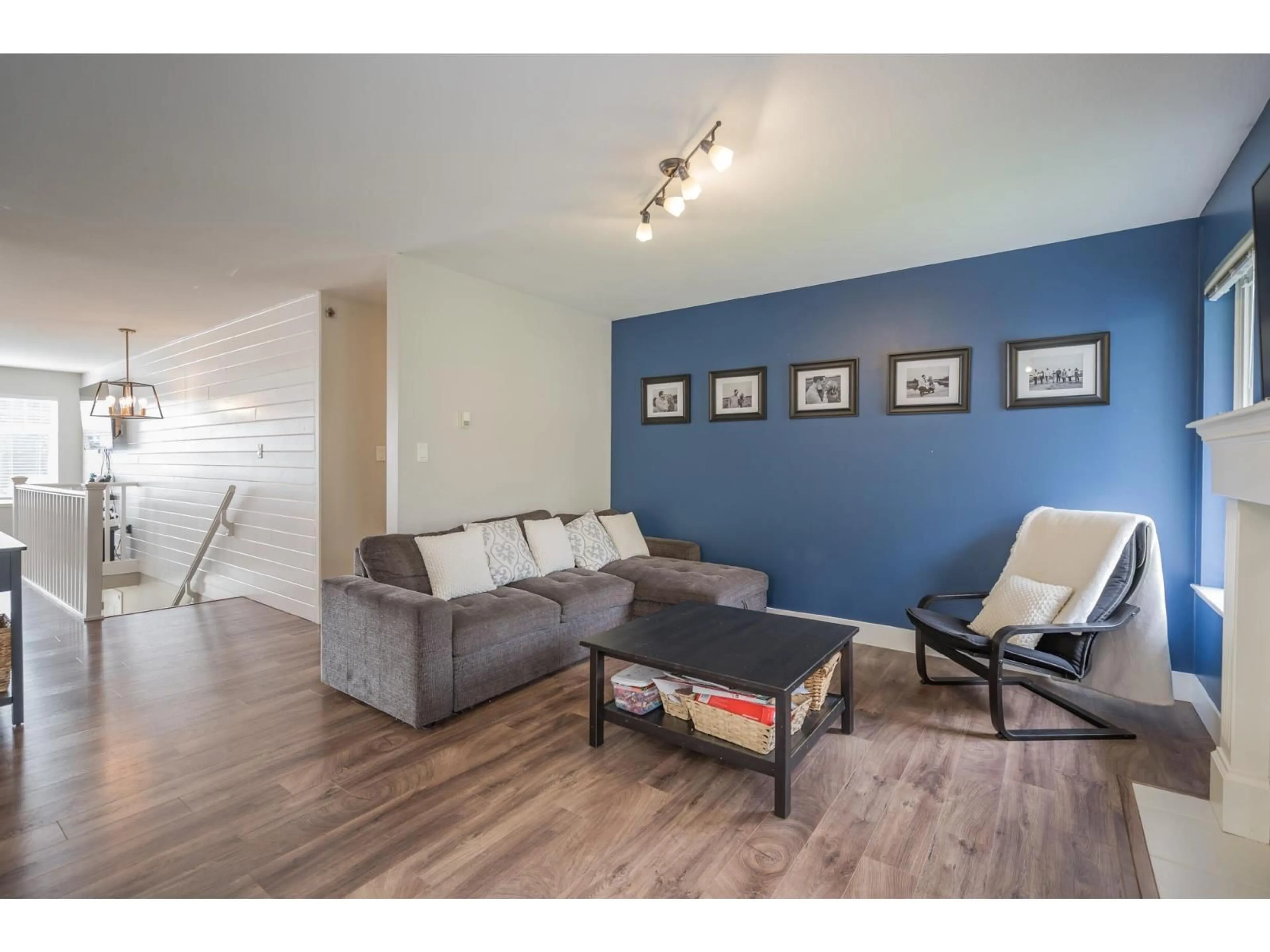 Living room with furniture, wood/laminate floor for 32895 ARBUTUS, Mission British Columbia V2V2R9