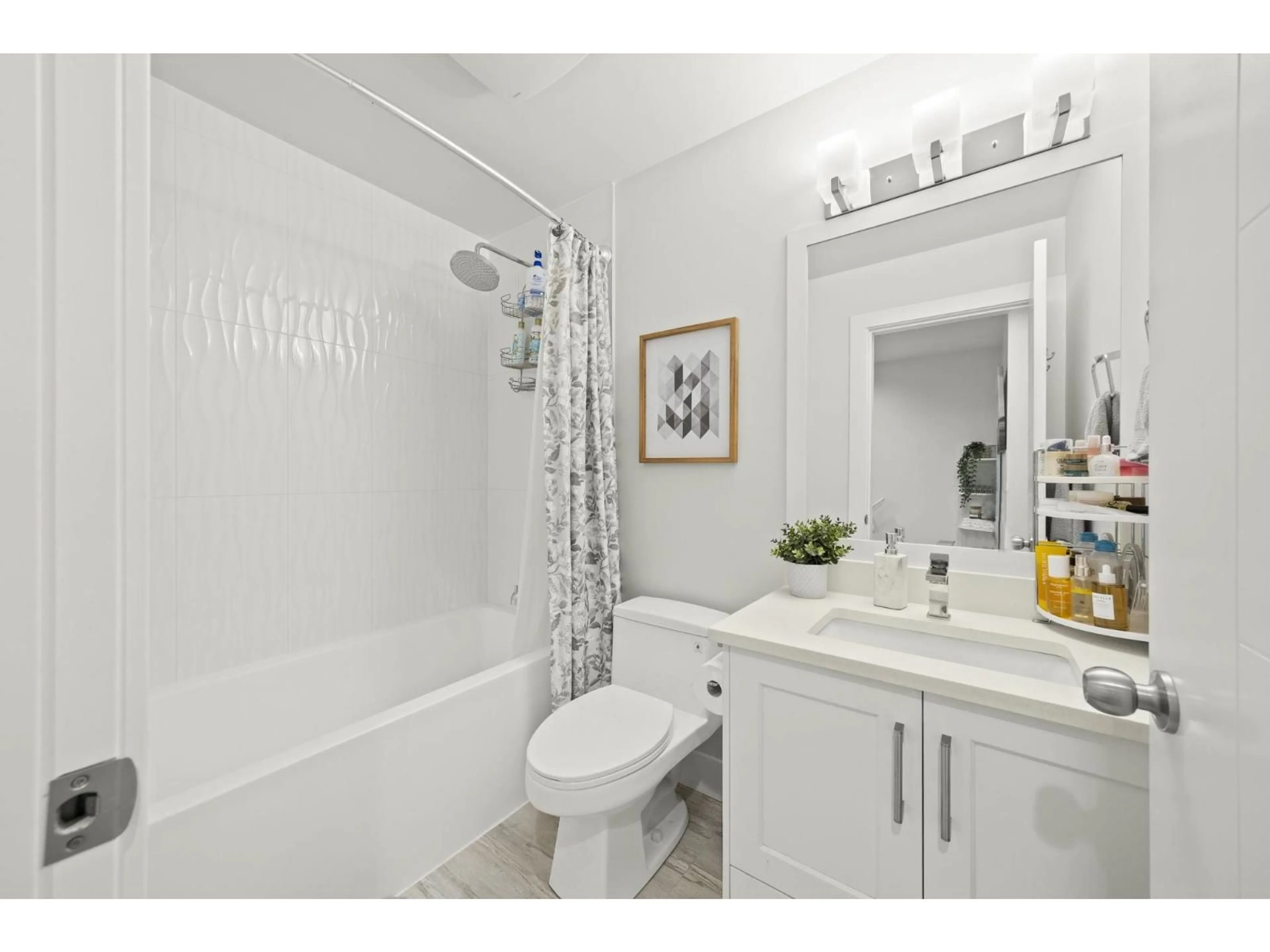Standard bathroom, ceramic/tile floor for 14 - 19239 70, Surrey British Columbia V4N6S8