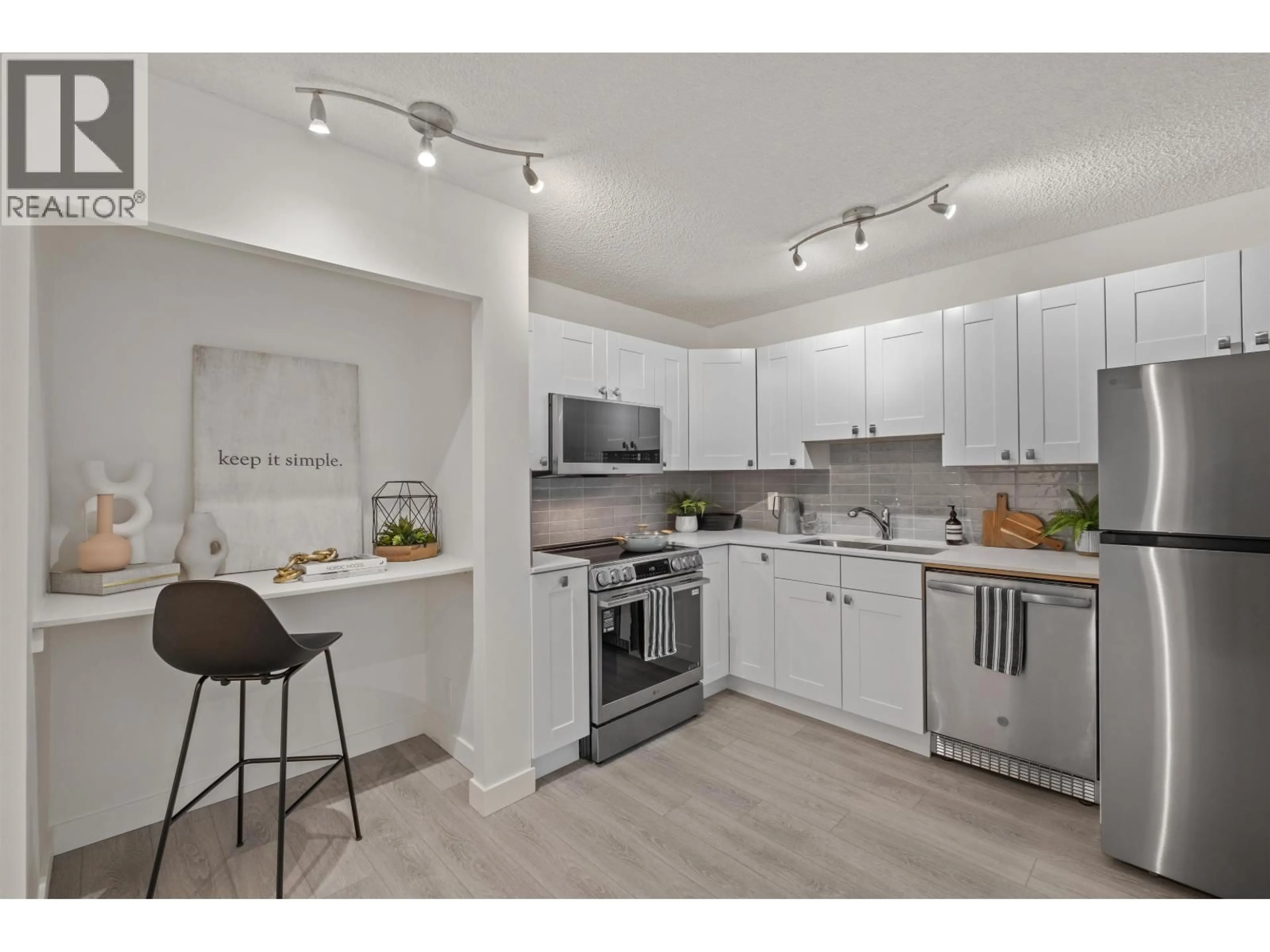 Standard kitchen, unknown for 201 - 2012 FULLERTON AVENUE, North Vancouver British Columbia V7P3E3