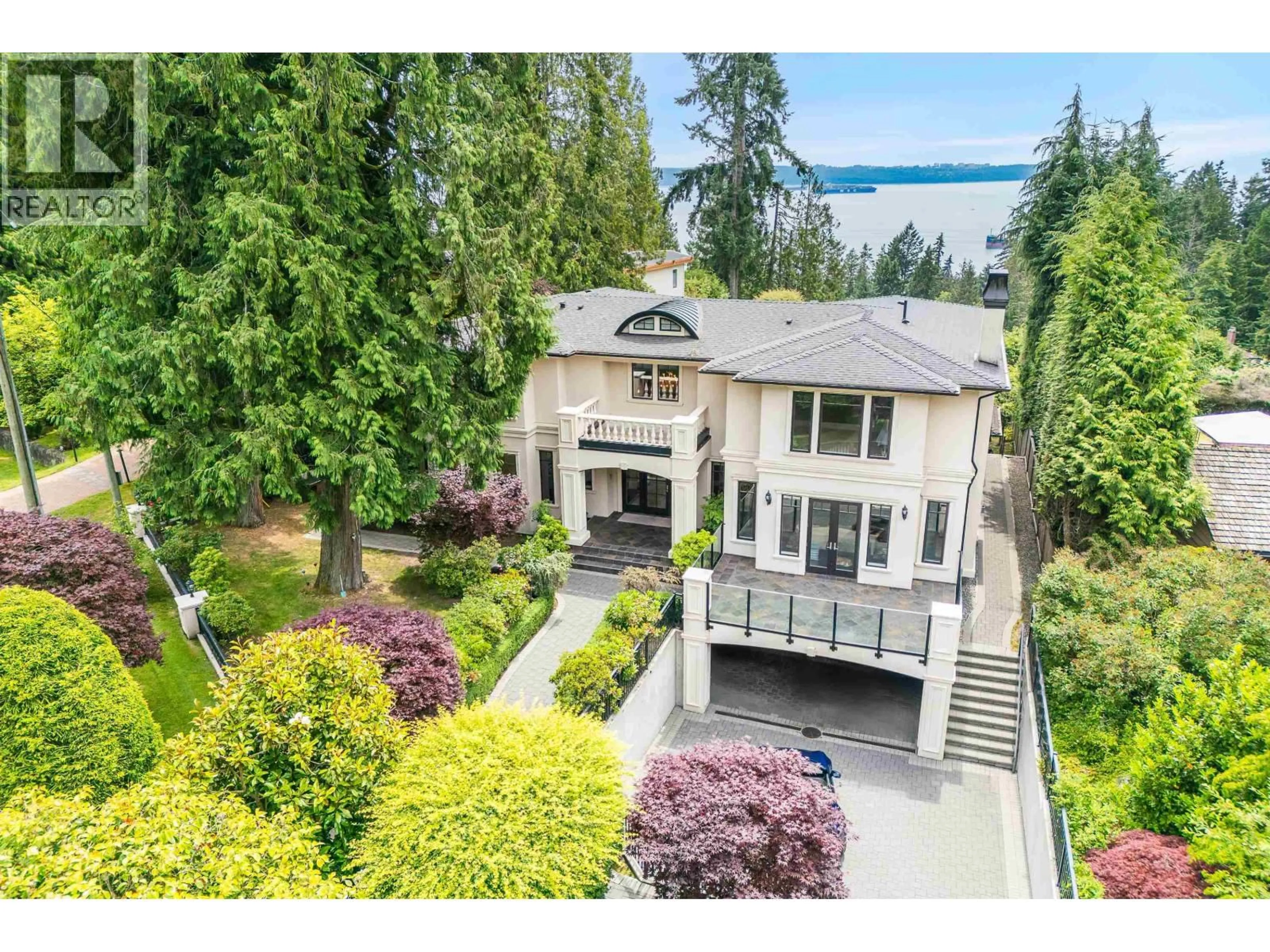 A pic from outside/outdoor area/front of a property/back of a property/a pic from drone, water/lake/river/ocean view for 3918 SOUTHRIDGE AVENUE, West Vancouver British Columbia V7V3J1