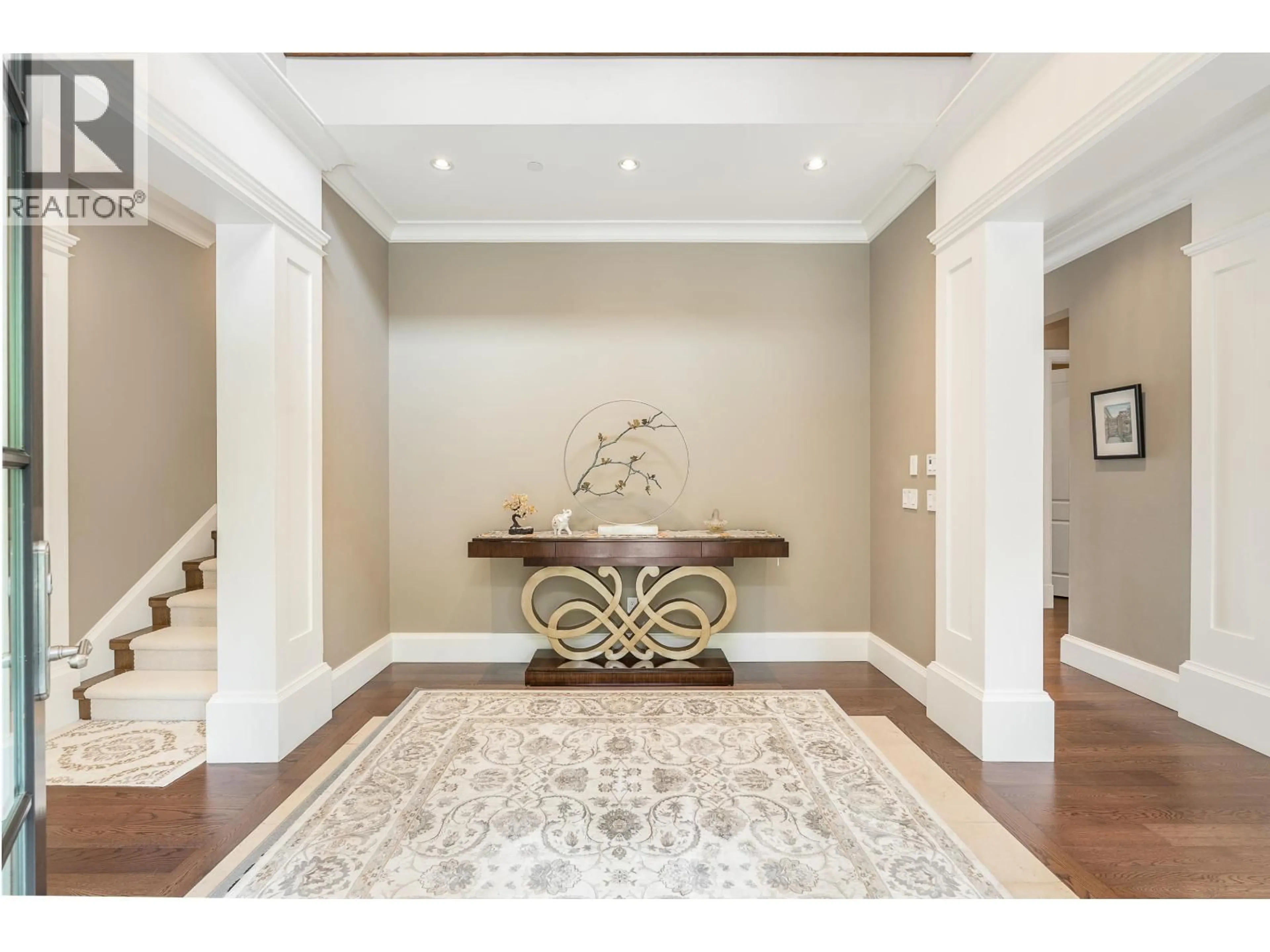Indoor entryway for 3918 SOUTHRIDGE AVENUE, West Vancouver British Columbia V7V3J1