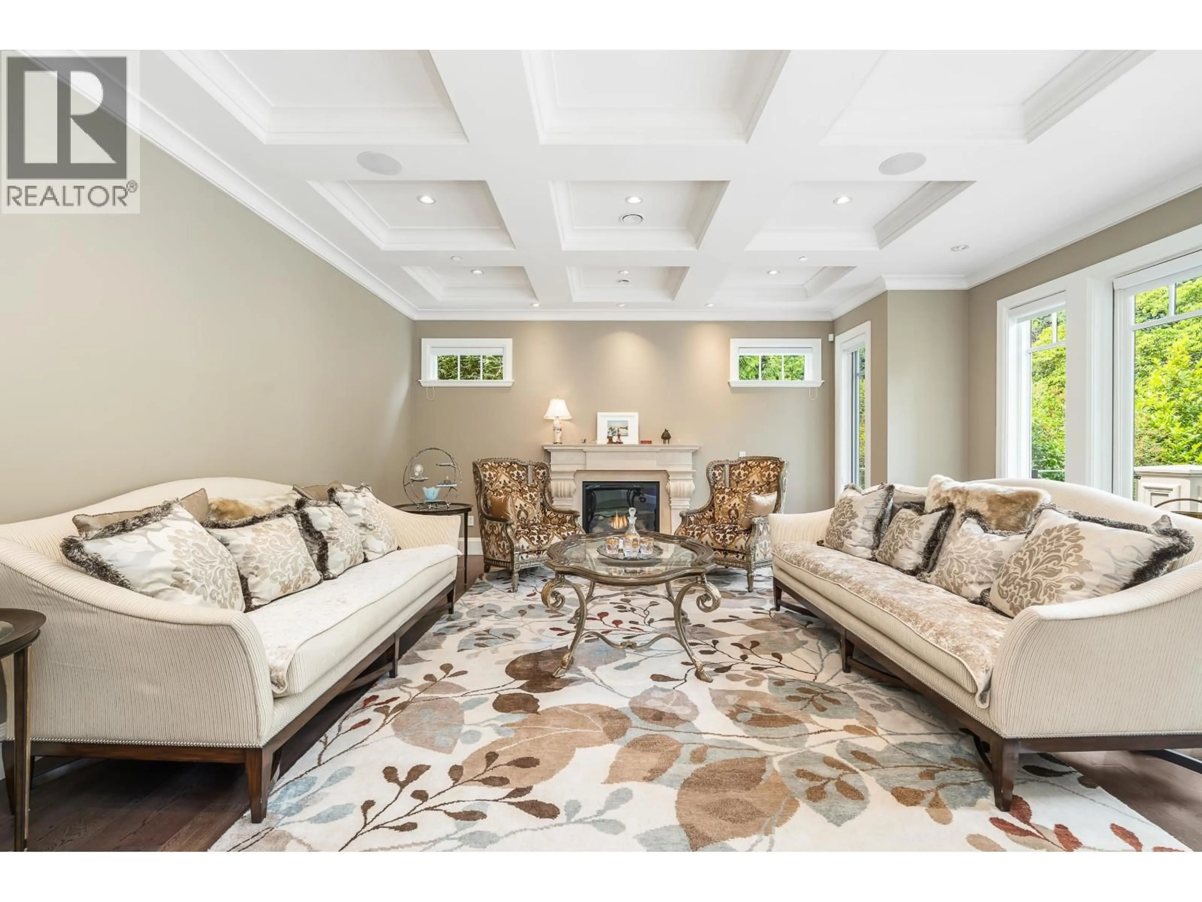 Living room with furniture, carpet floor for 3918 SOUTHRIDGE AVENUE, West Vancouver British Columbia V7V3J1