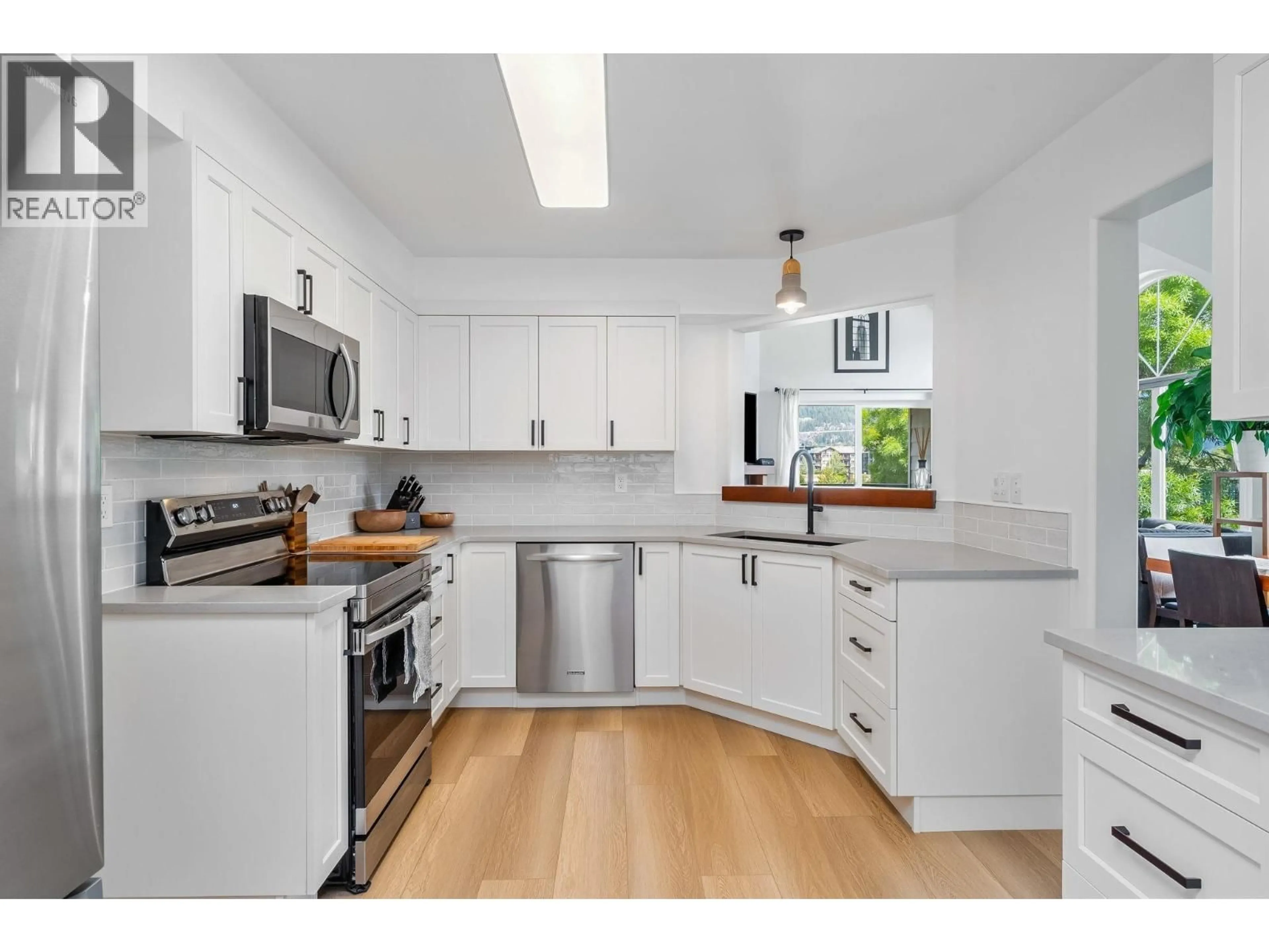 Open concept kitchen, unknown for 312 - 1466 PEMBERTON AVENUE, Squamish British Columbia V8B0K1