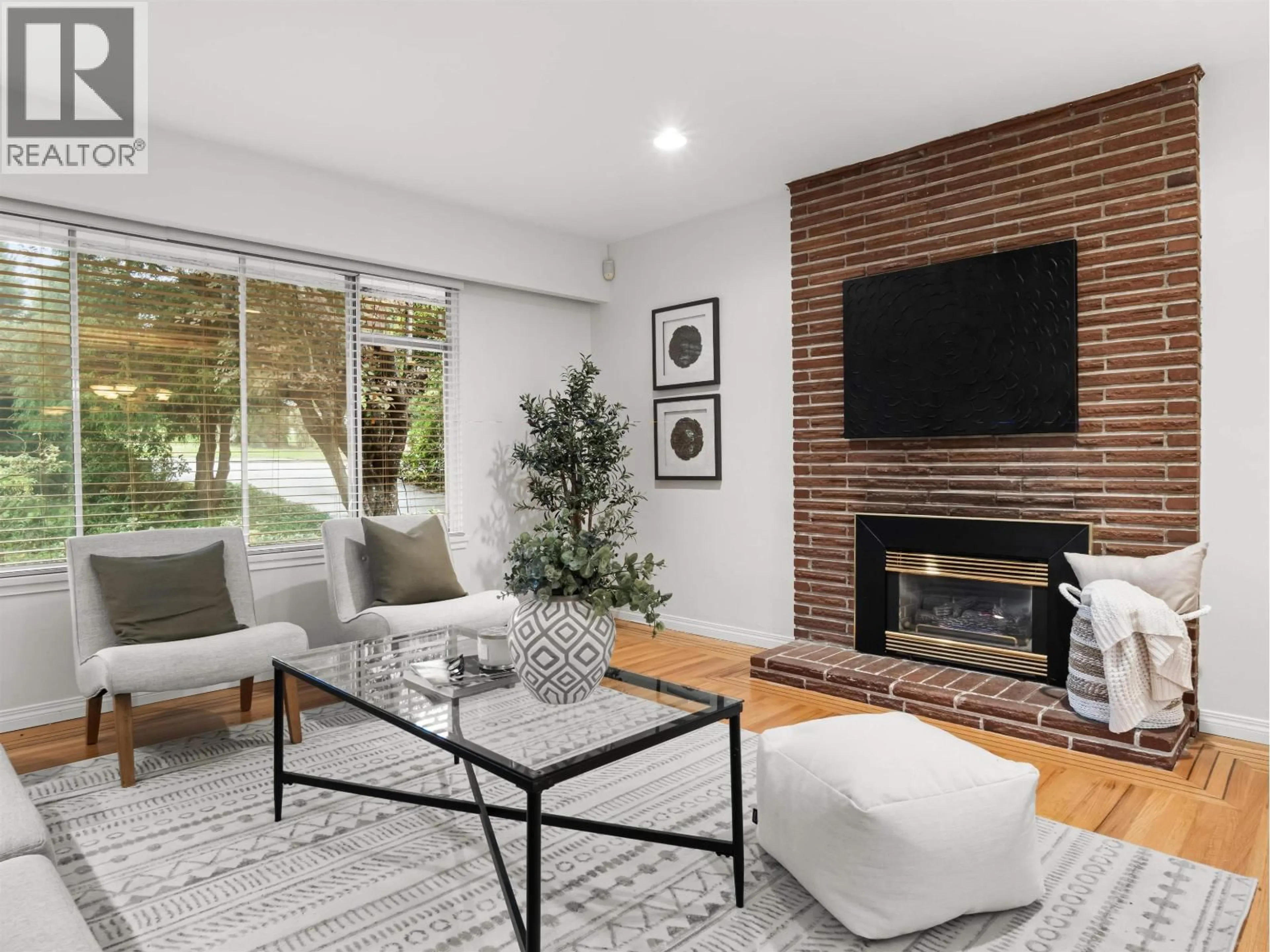 Living room with furniture, unknown for 651 KERRY PLACE, North Vancouver British Columbia V7N2Y6