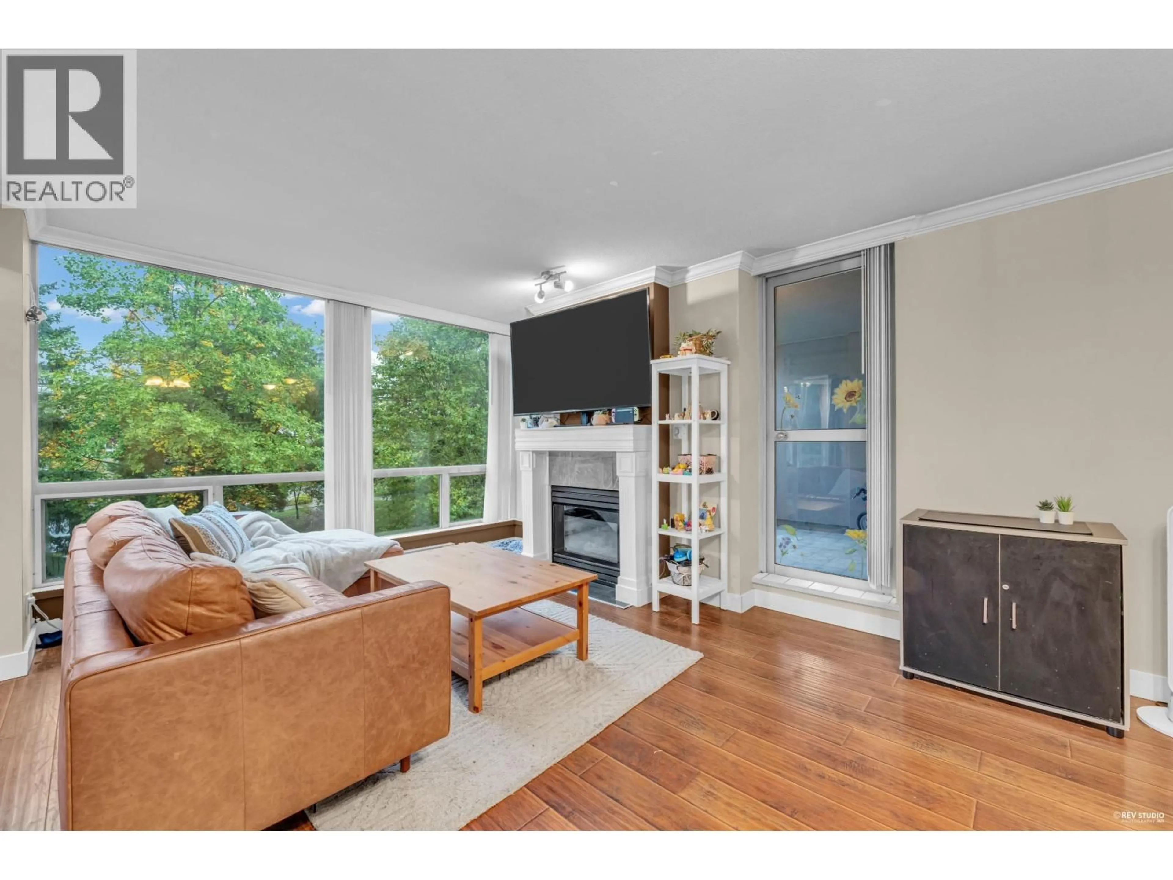 Living room with furniture, wood/laminate floor for 505 - 9633 MANCHESTER DRIVE, Burnaby British Columbia V3N4Y9