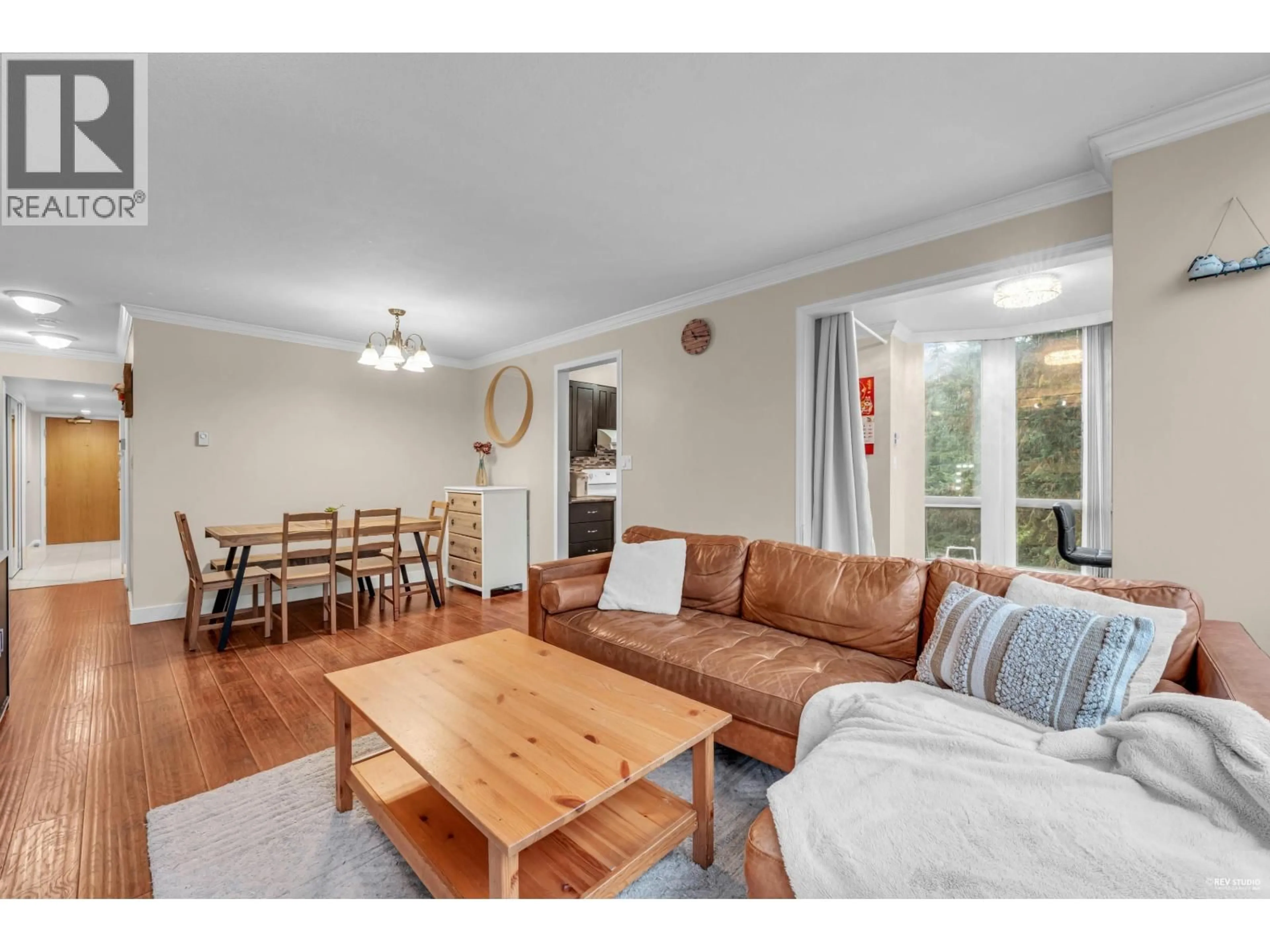 Living room with furniture, wood/laminate floor for 505 - 9633 MANCHESTER DRIVE, Burnaby British Columbia V3N4Y9