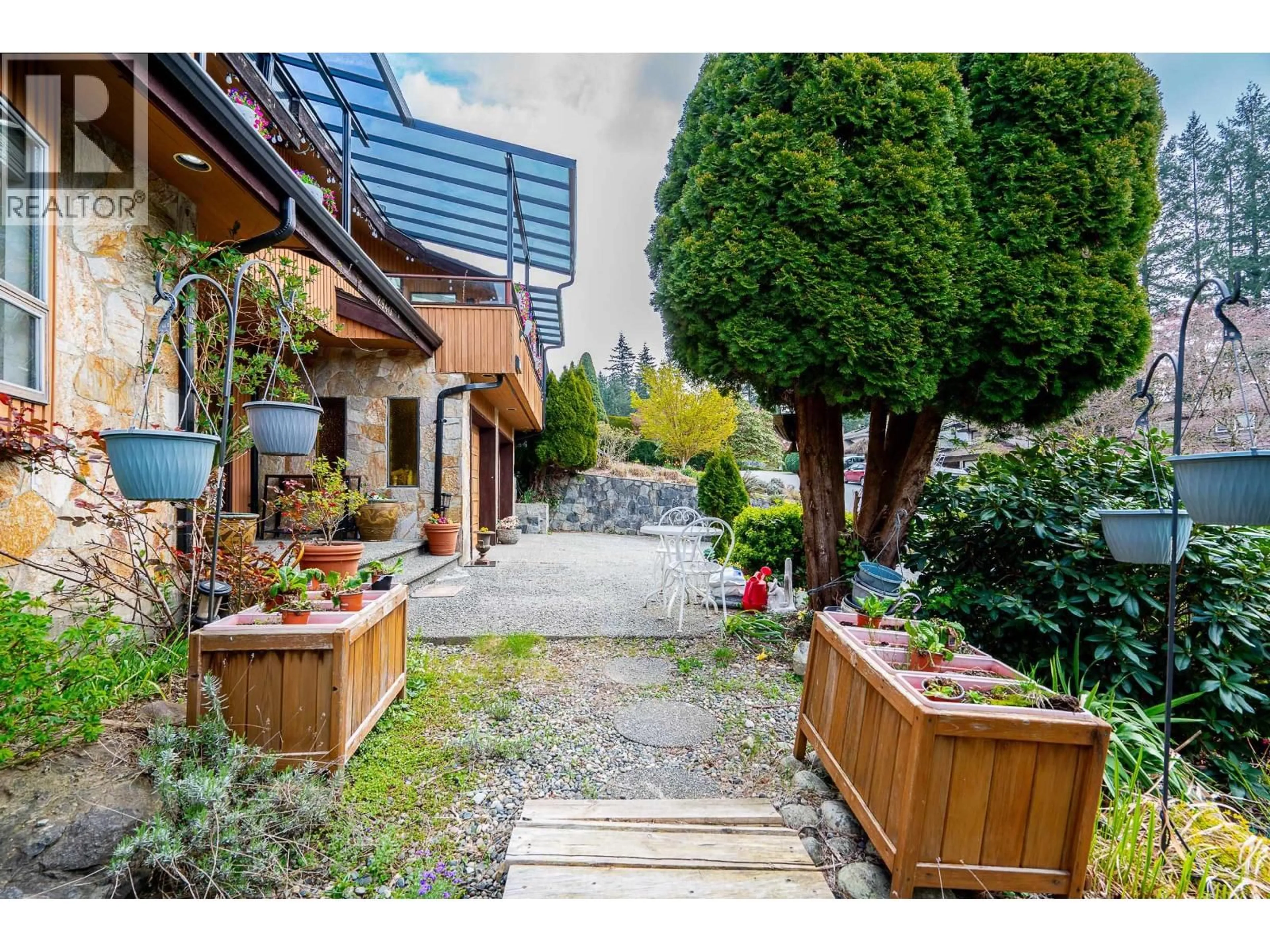 Patio, street for 2940 DRESDEN WAY, North Vancouver British Columbia V7H1P6