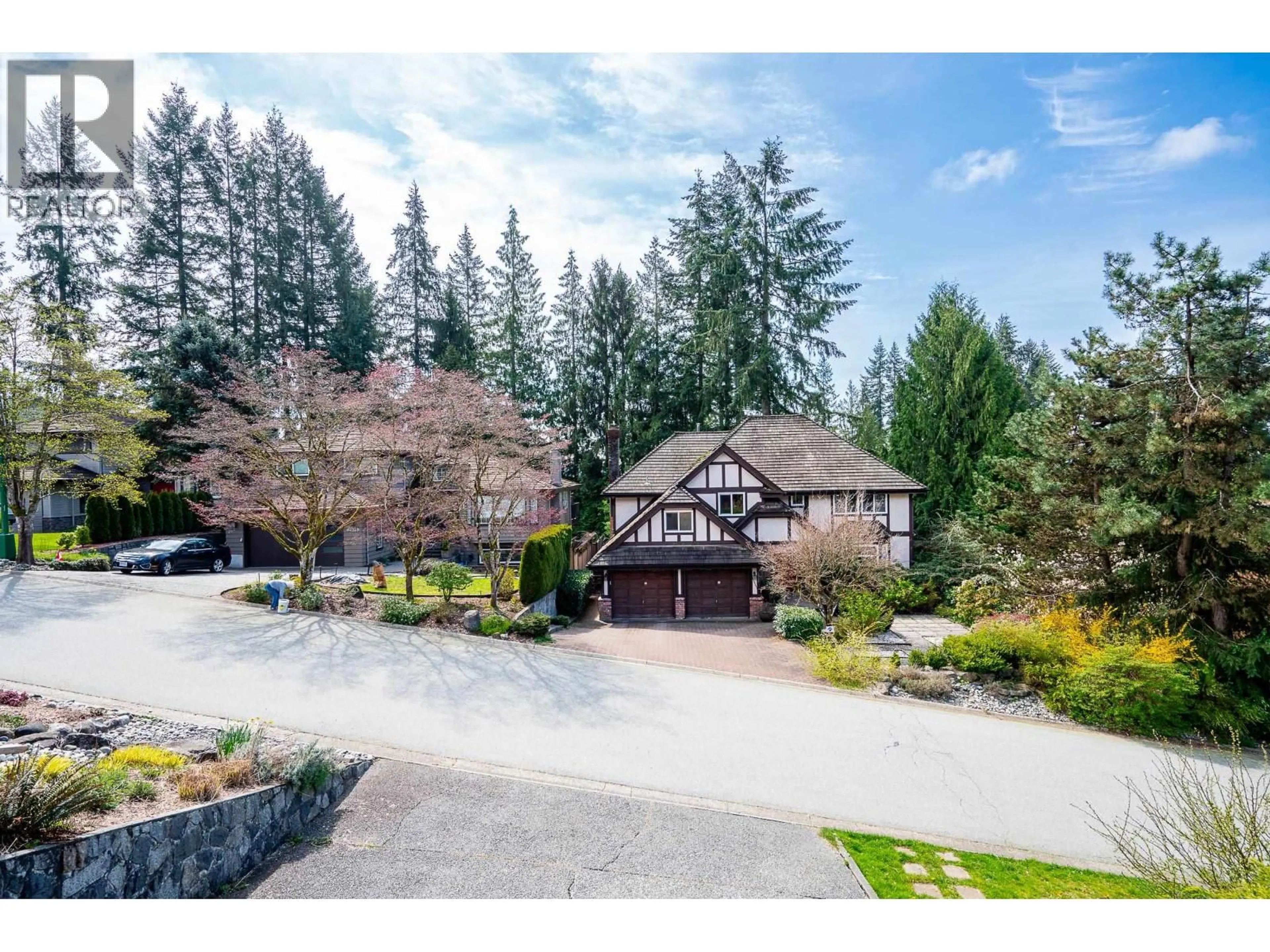 A pic from outside/outdoor area/front of a property/back of a property/a pic from drone, unknown for 2940 DRESDEN WAY, North Vancouver British Columbia V7H1P6