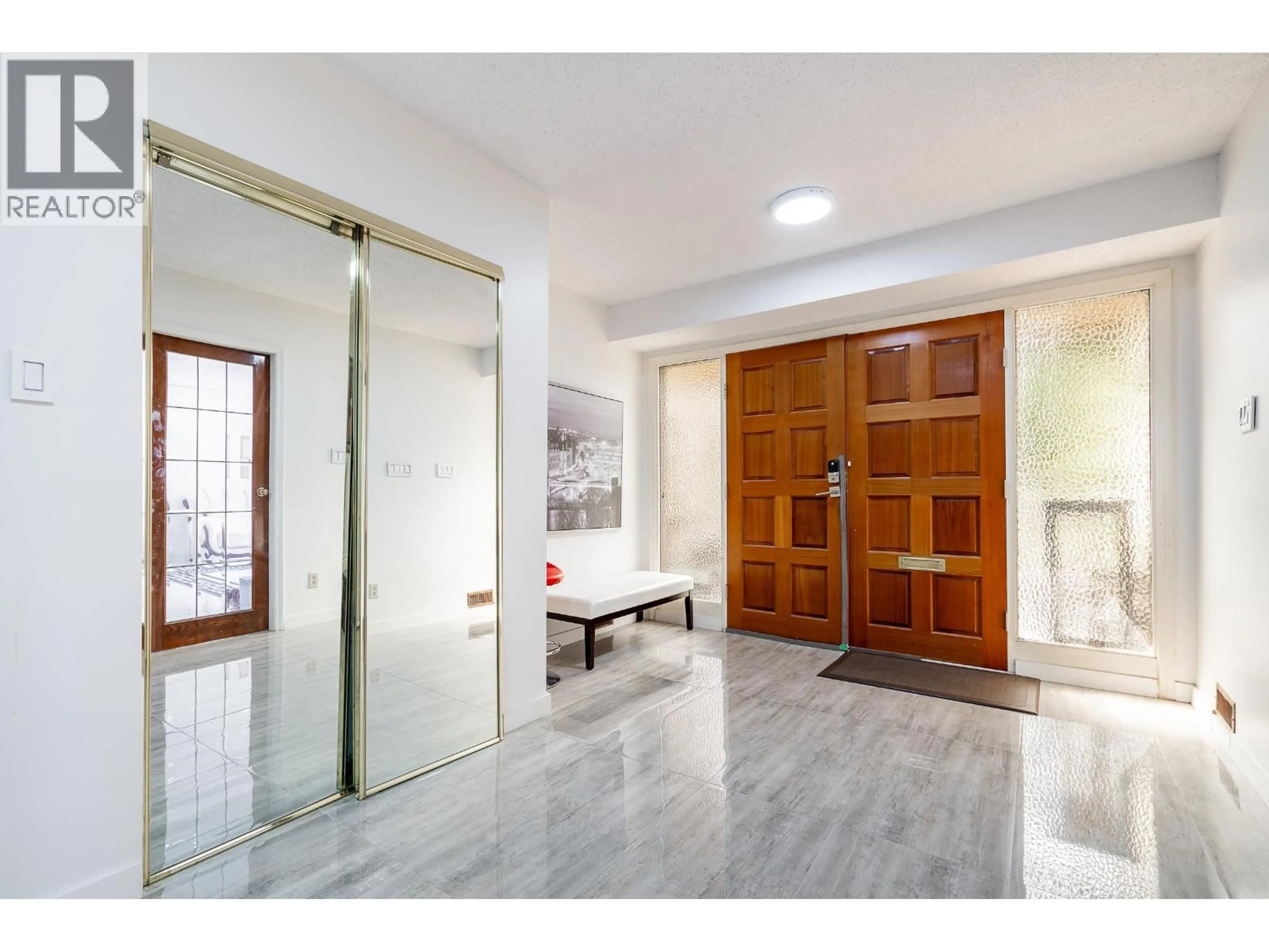 Indoor foyer for 2940 DRESDEN WAY, North Vancouver British Columbia V7H1P6