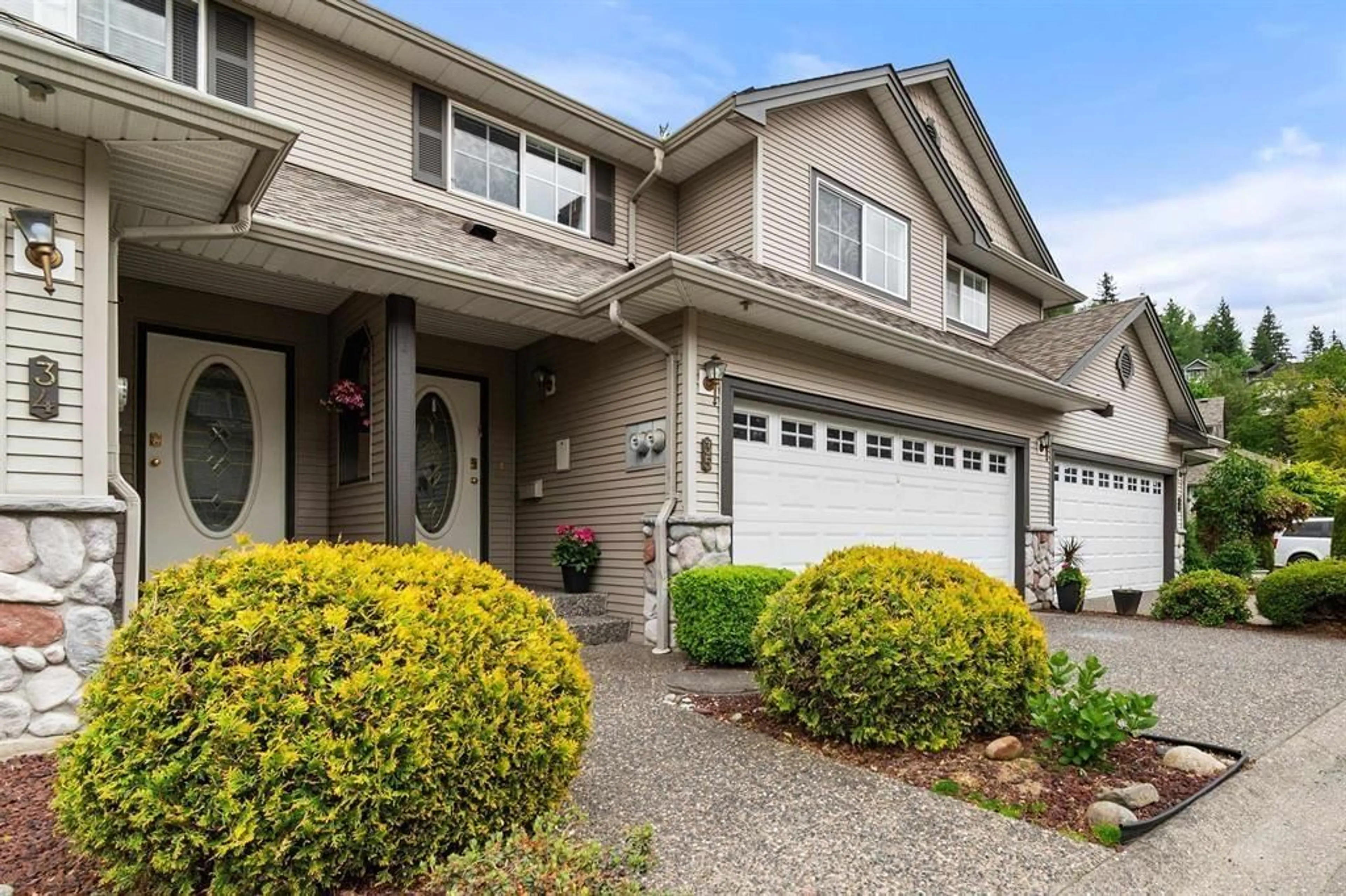 Home with vinyl exterior material, street for 35 - 46360 VALLEYVIEW ROAD, Chilliwack British Columbia V2R5L7