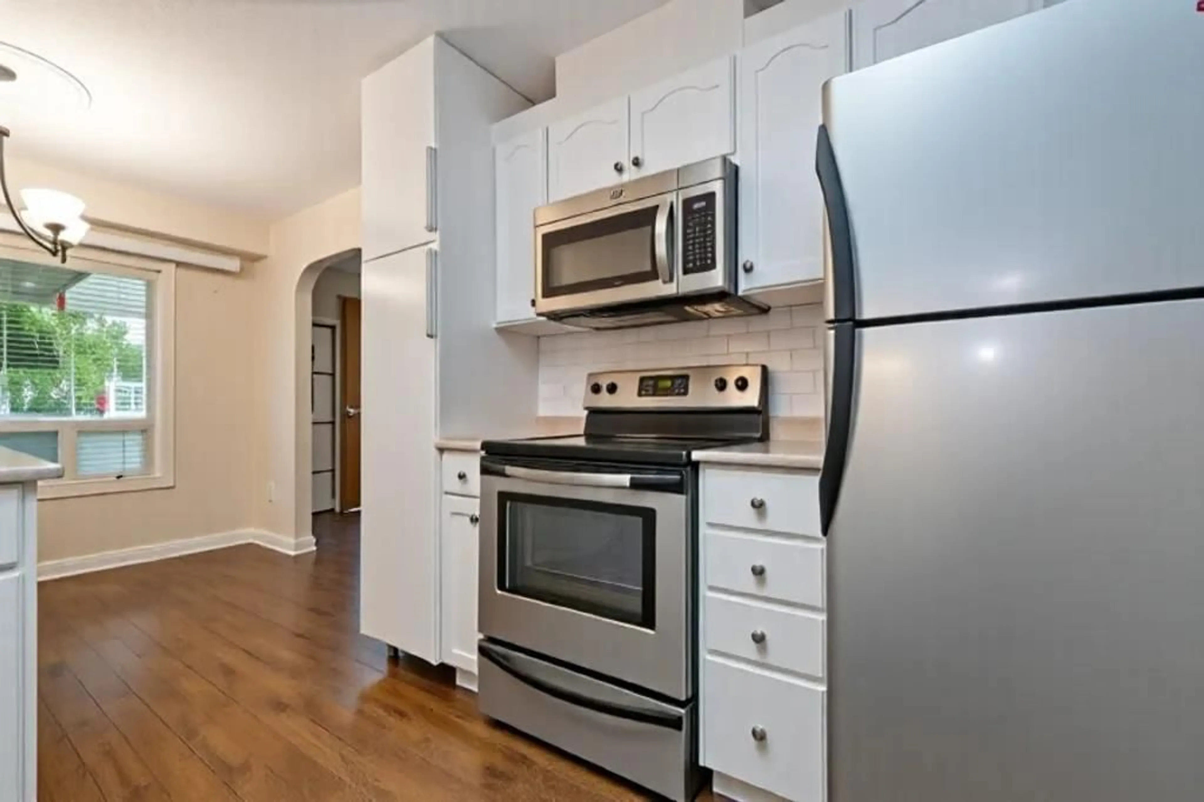 Standard kitchen, wood/laminate floor for 35 - 46360 VALLEYVIEW ROAD, Chilliwack British Columbia V2R5L7