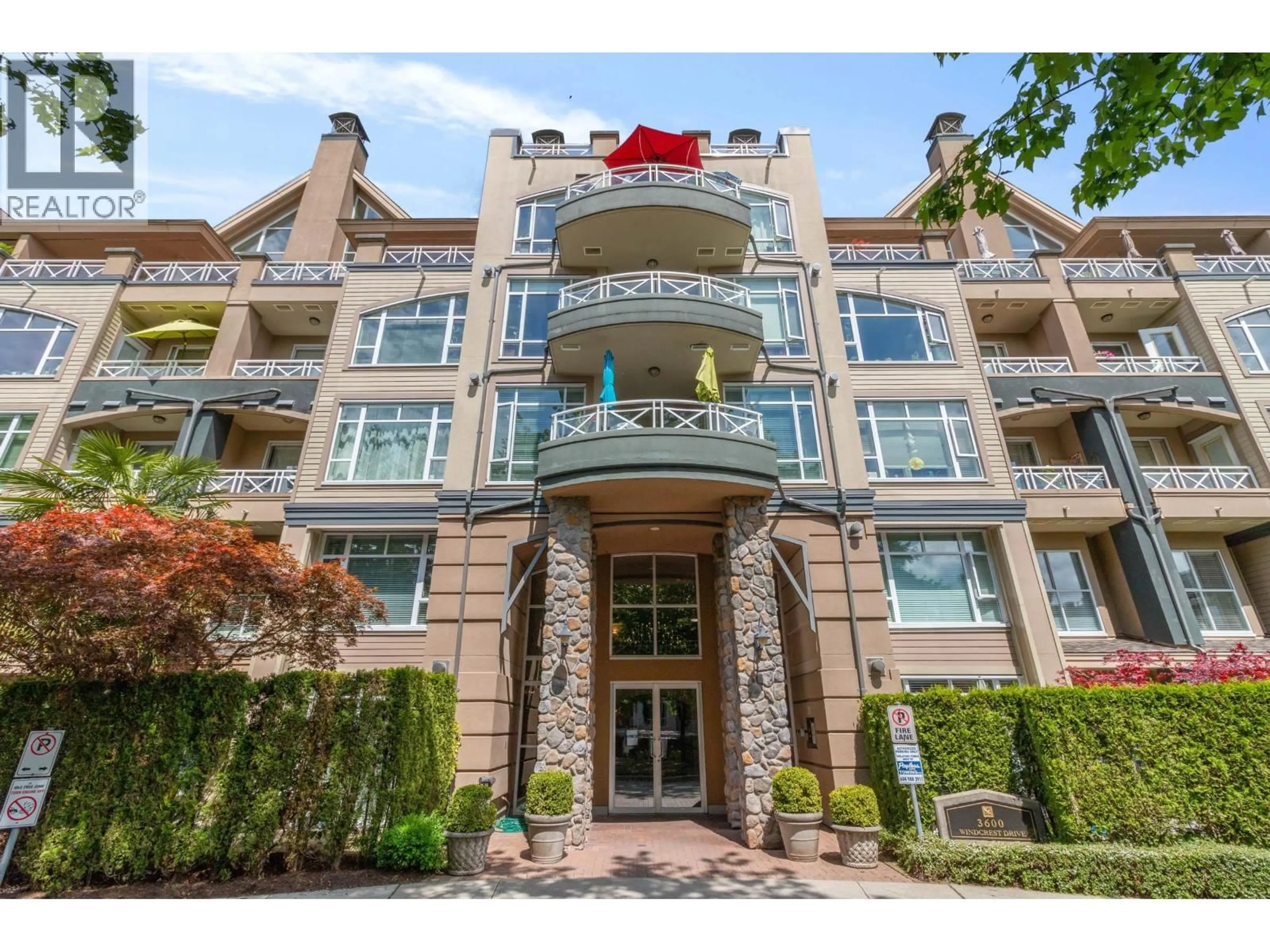 Indoor foyer for 304 - 3600 WINDCREST DRIVE, North Vancouver British Columbia V7G2S5