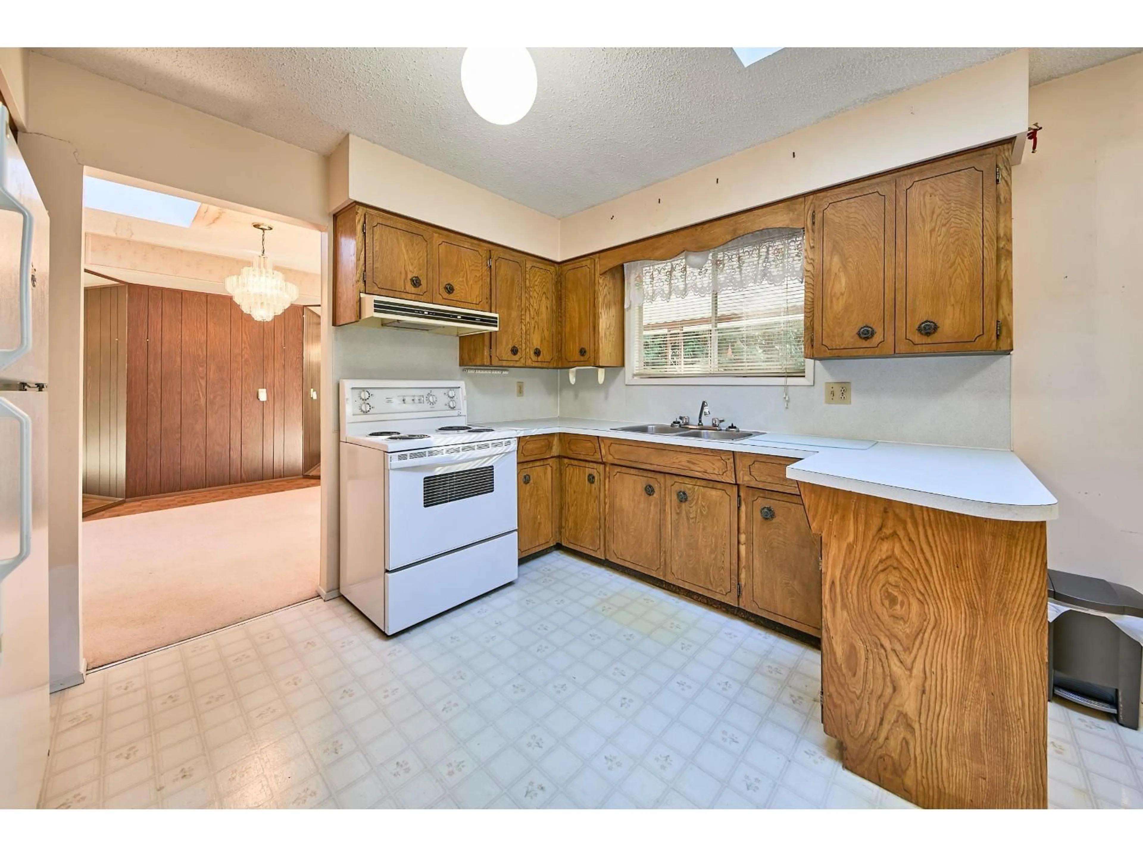 Standard kitchen, unknown for 4054 196, Langley British Columbia V3A1A1