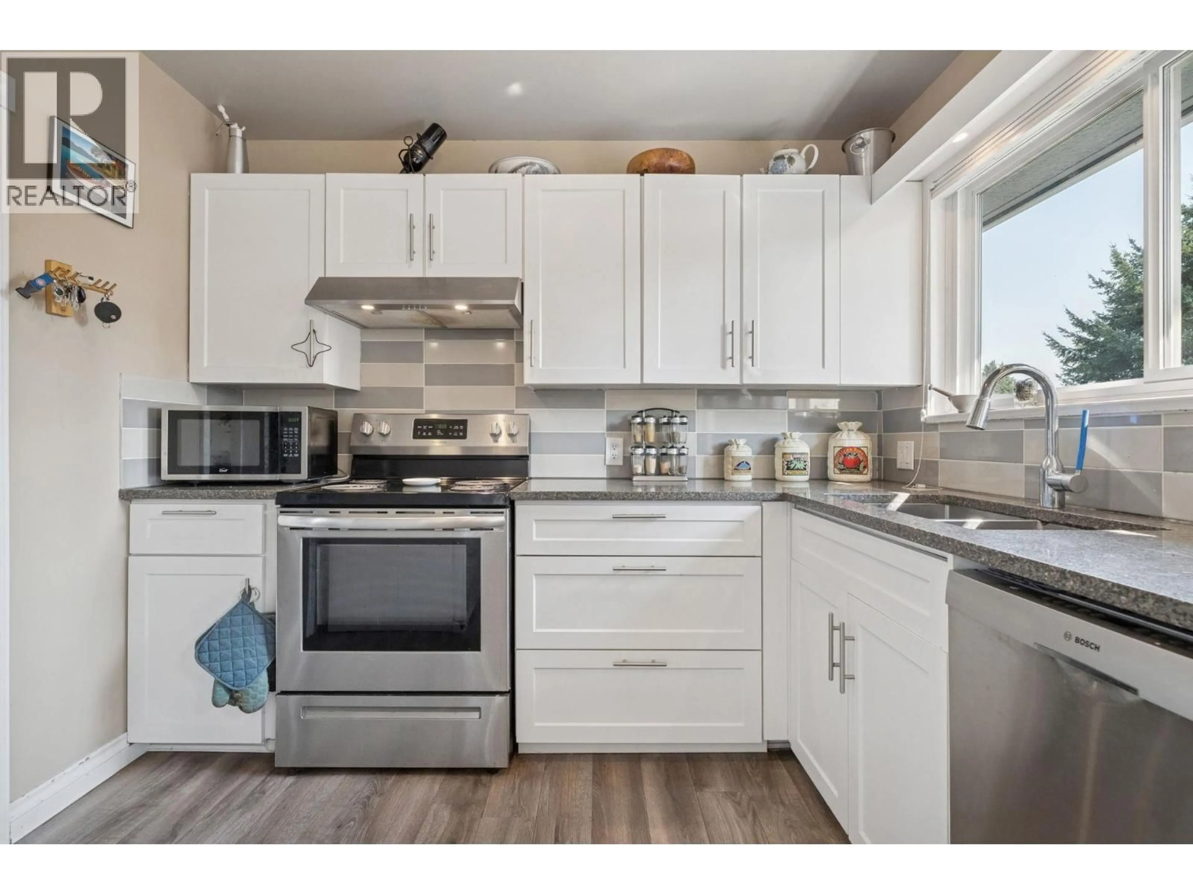 Standard kitchen, wood/laminate floor for 1610 SMITH AVENUE, Coquitlam British Columbia V3J2Y3