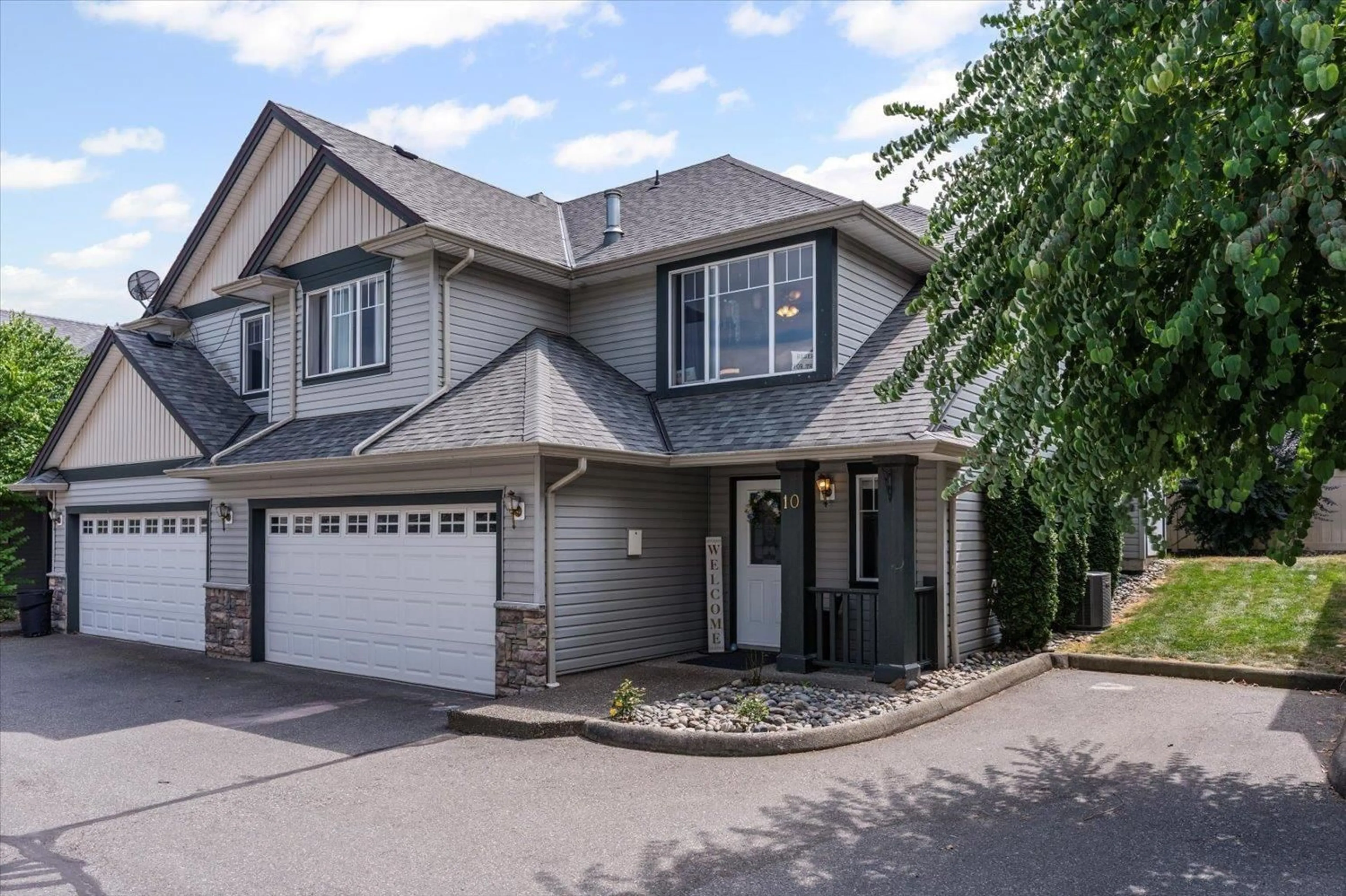 Home with vinyl exterior material, street for 10 - 46330 VALLEYVIEW ROAD, Chilliwack British Columbia V2R5S6