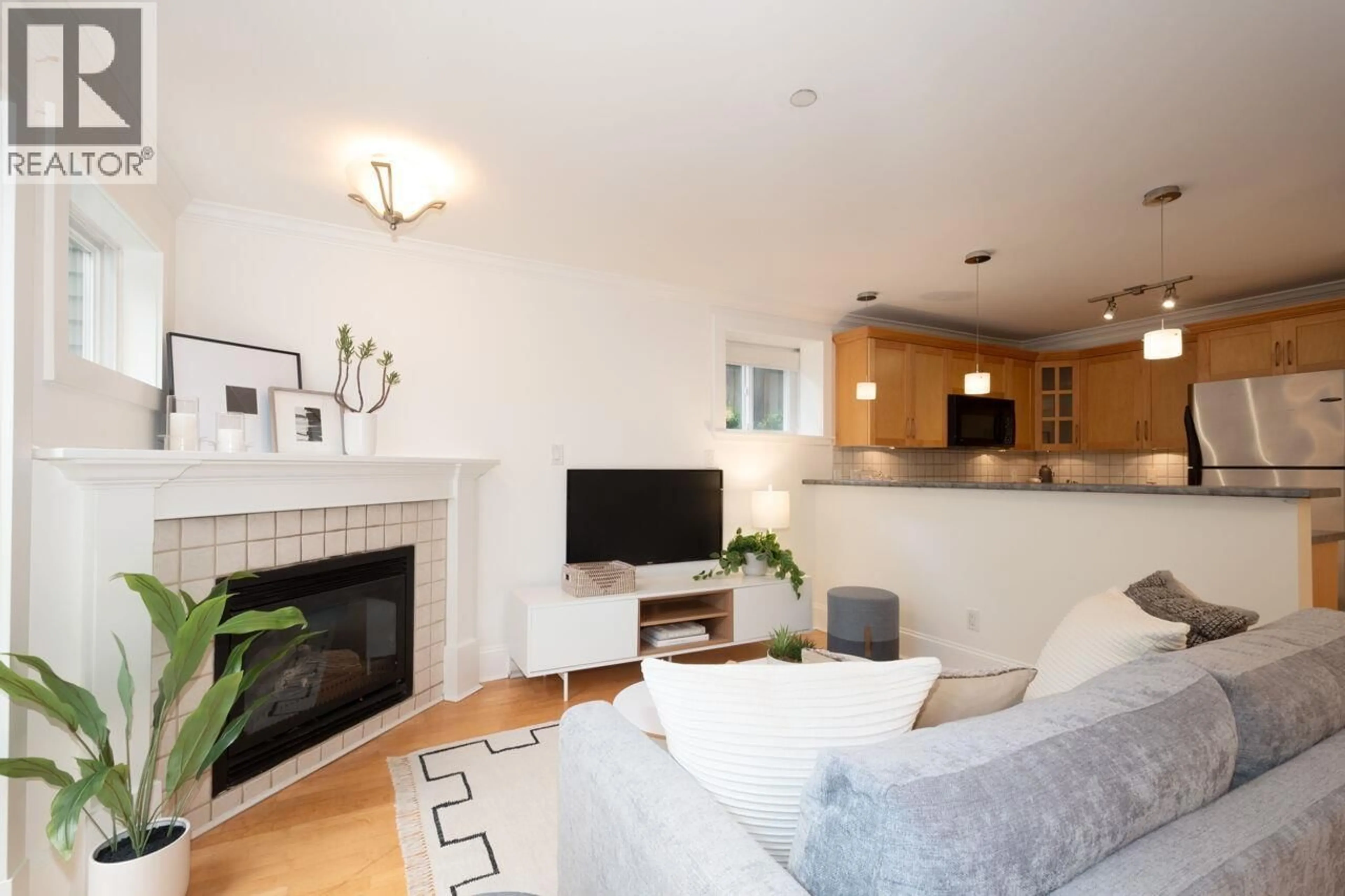 Living room with furniture, wood/laminate floor for 316 14TH AVENUE, Vancouver British Columbia V5Y1X4