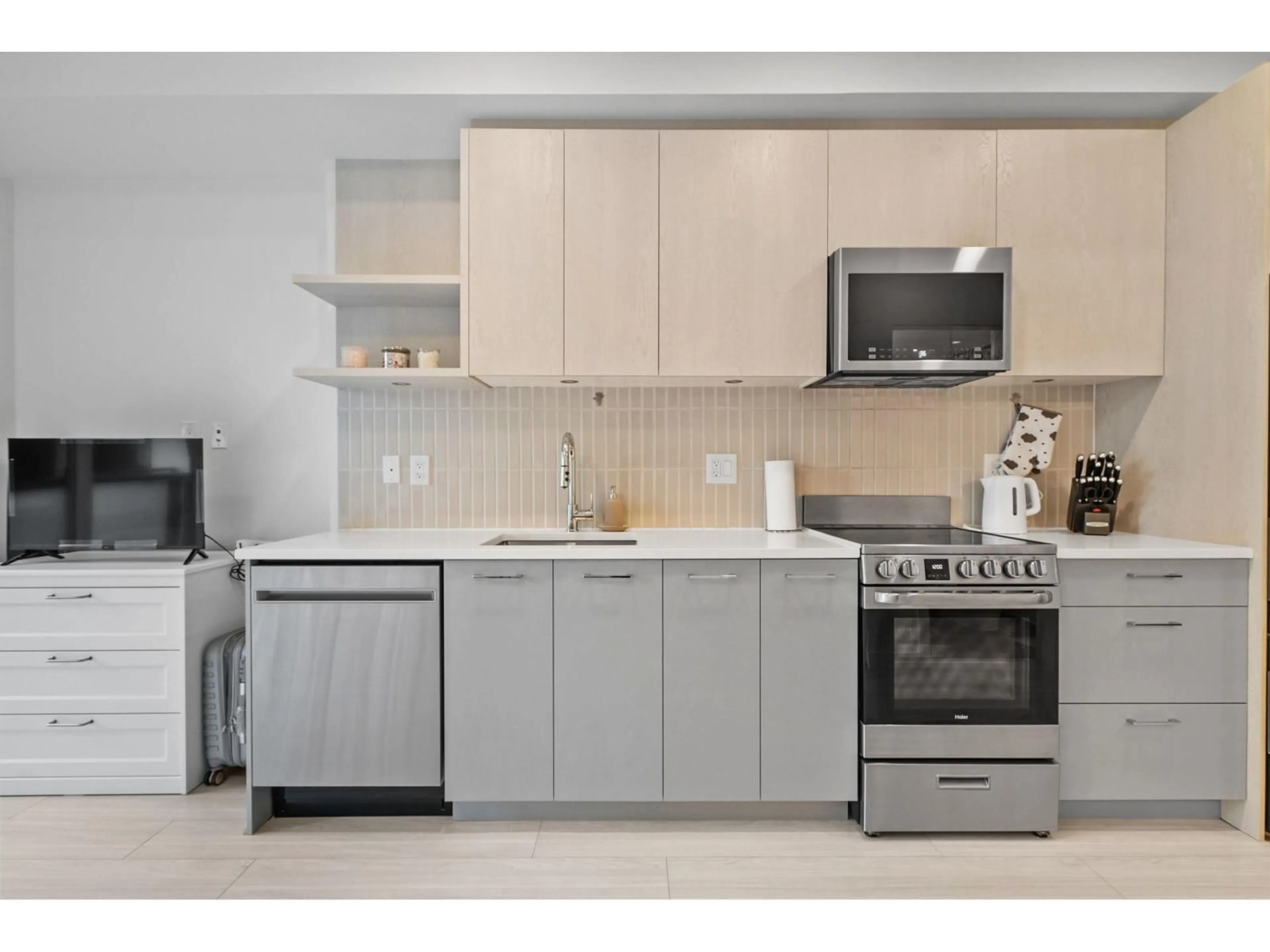 Standard kitchen, ceramic/tile floor for 211 - 10777 138, Surrey British Columbia V3T0T5