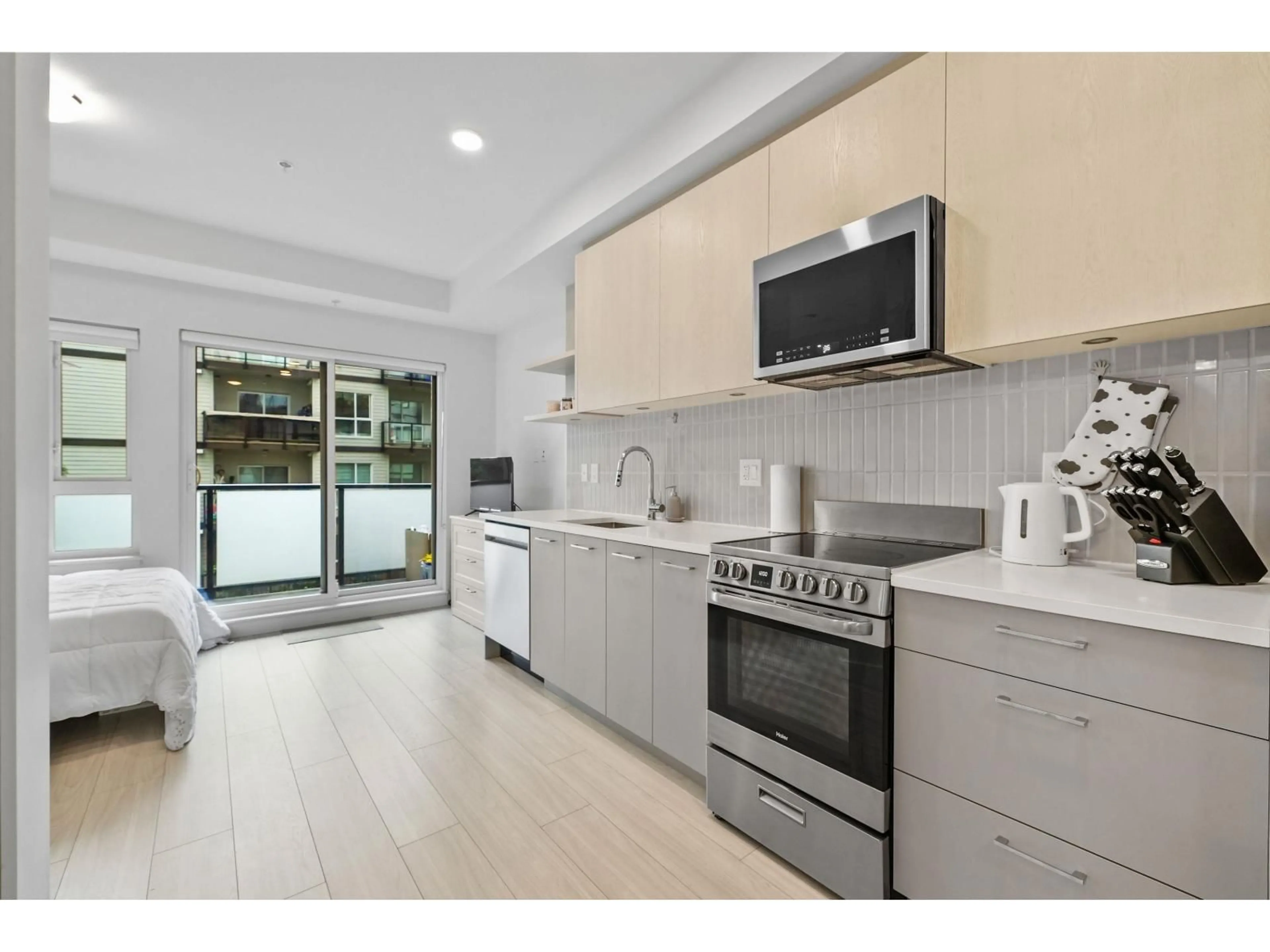 Open concept kitchen, ceramic/tile floor for 211 - 10777 138, Surrey British Columbia V3T0T5