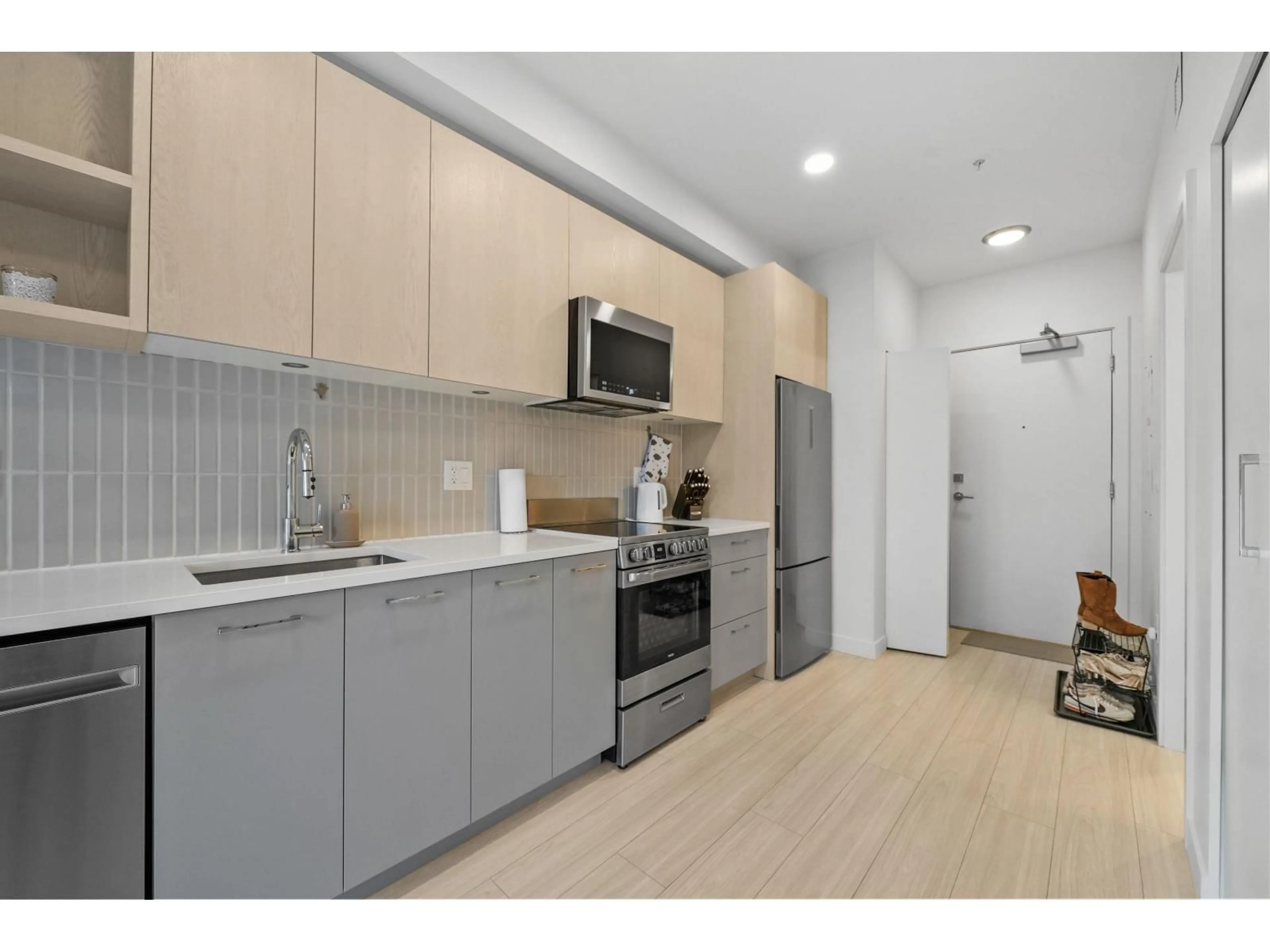 Standard kitchen, unknown for 211 - 10777 138, Surrey British Columbia V3T0T5