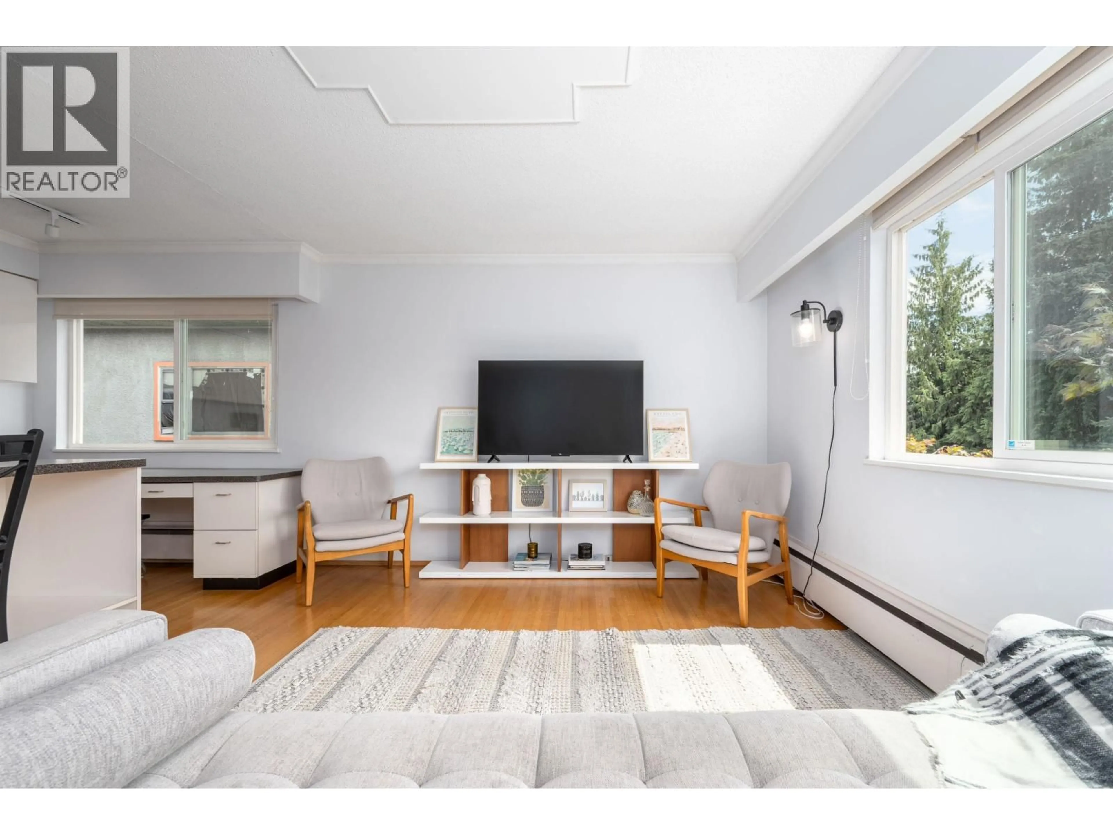 Living room with furniture, wood/laminate floor for 8 - 1235 10TH AVENUE, Vancouver British Columbia V6H1J5