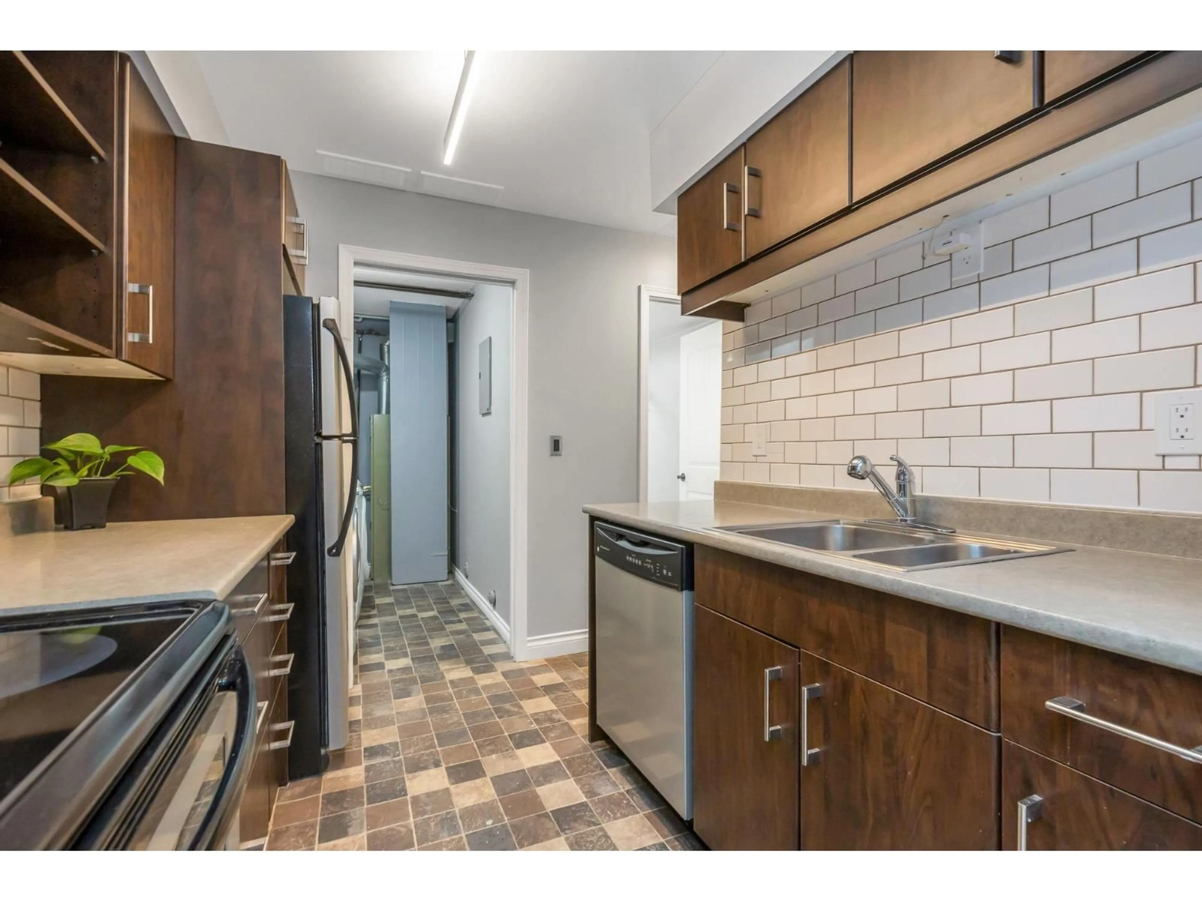 Standard kitchen, ceramic/tile floor for 514 - 34909 OLD YALE, Abbotsford British Columbia V3G2E7