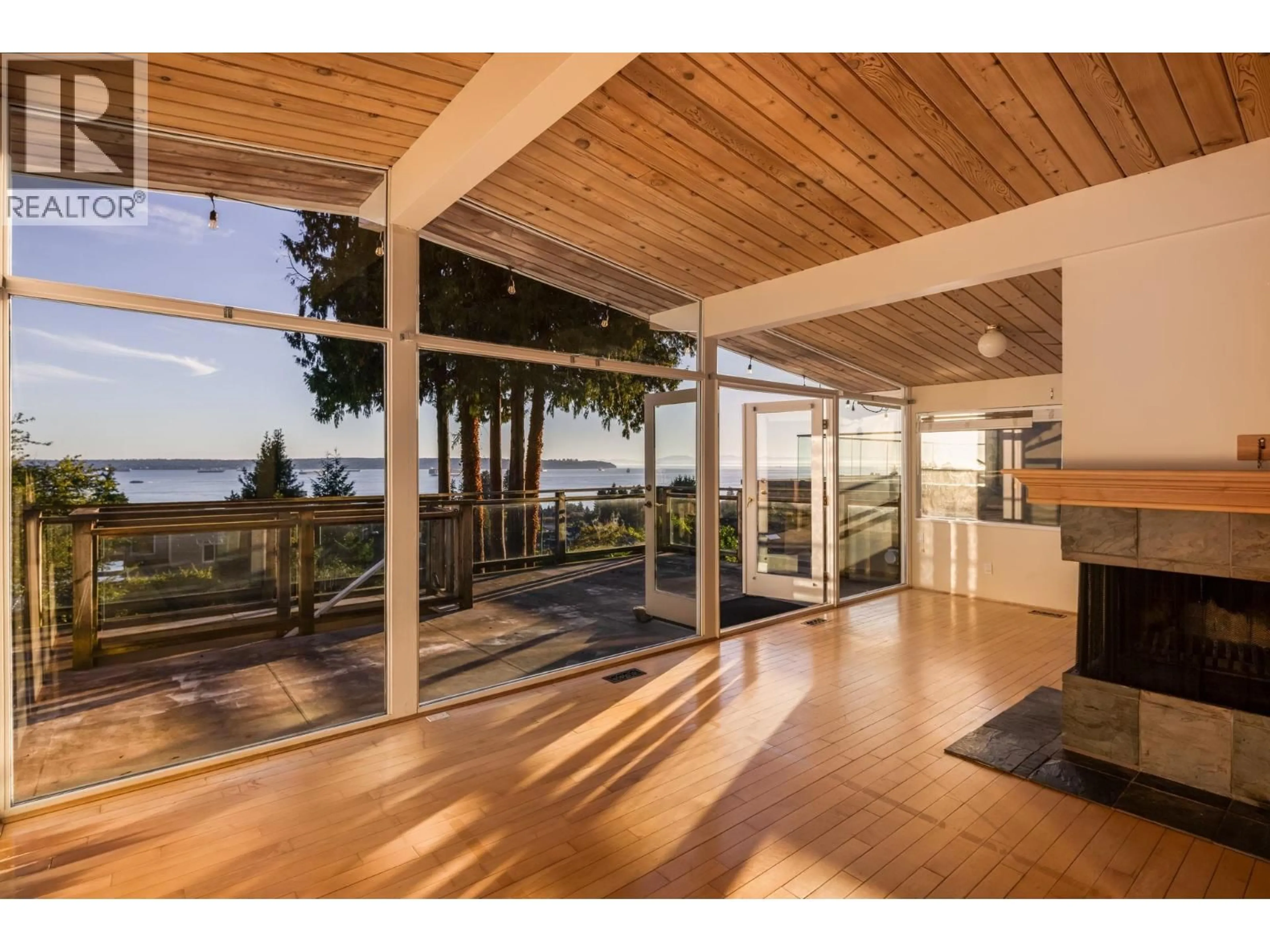 Indoor foyer for 2344 OTTAWA AVENUE, West Vancouver British Columbia V7V2S9