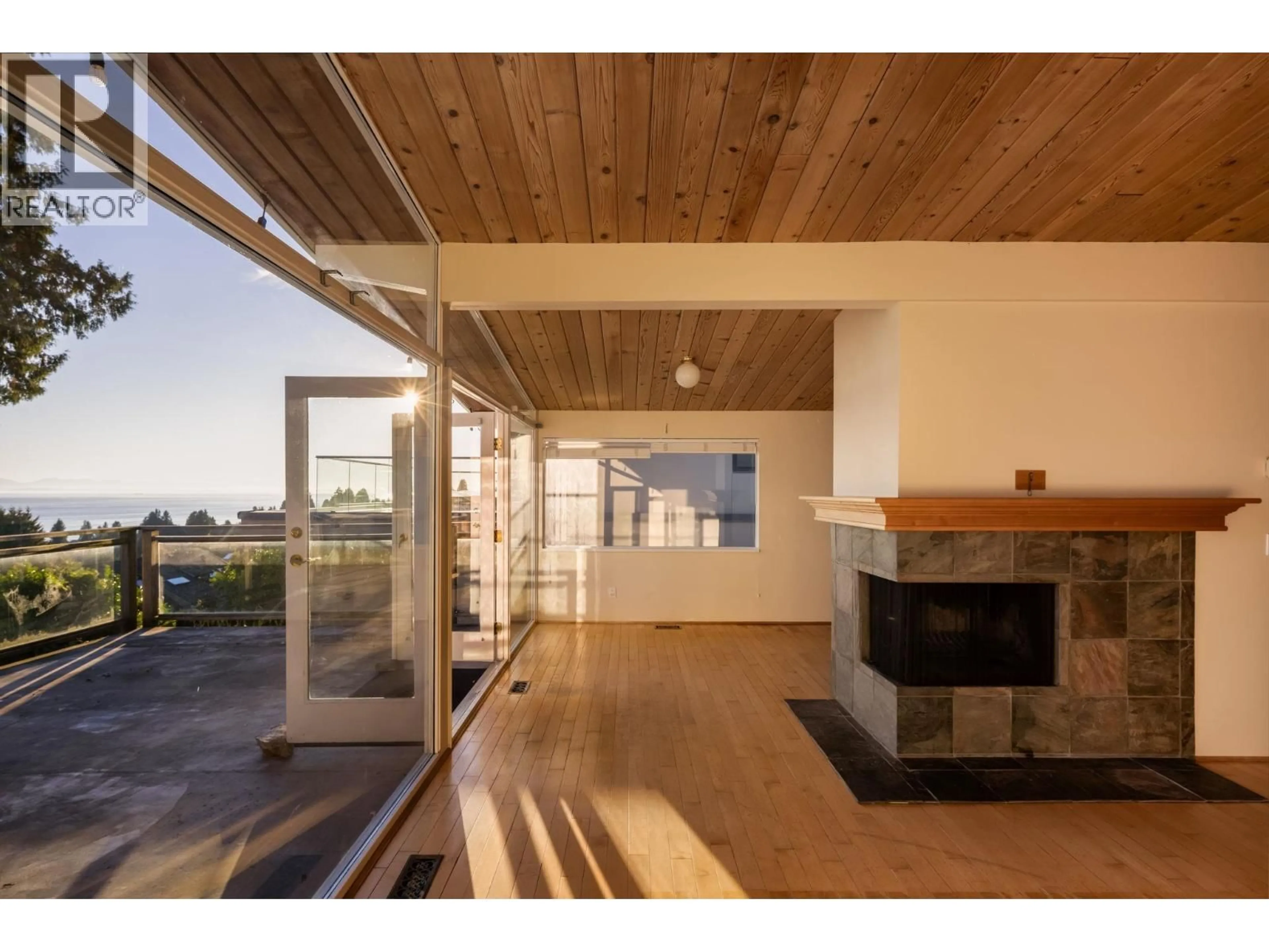 Indoor foyer for 2344 OTTAWA AVENUE, West Vancouver British Columbia V7V2S9