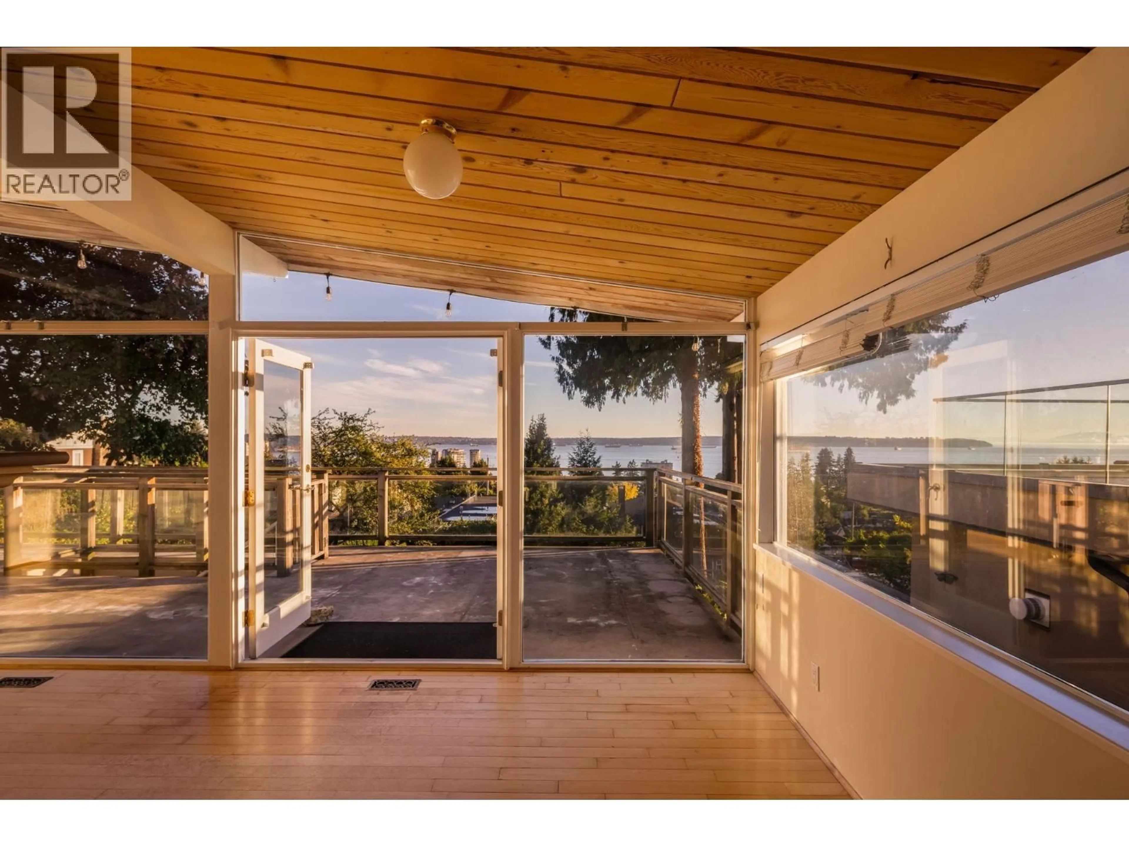 Indoor foyer for 2344 OTTAWA AVENUE, West Vancouver British Columbia V7V2S9