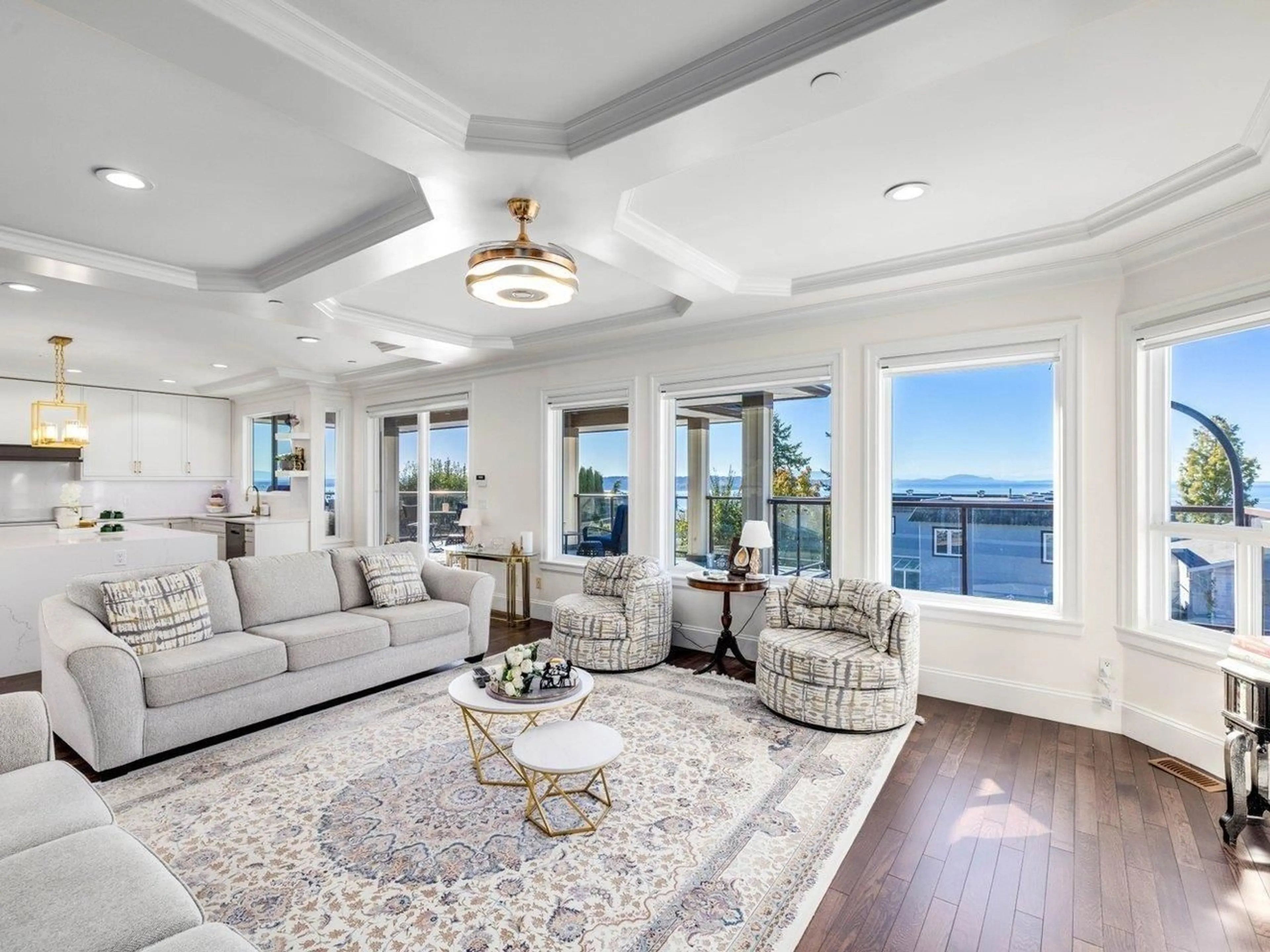 Living room with furniture, carpet floor for 15354 ROYAL, White Rock British Columbia V4B1M8