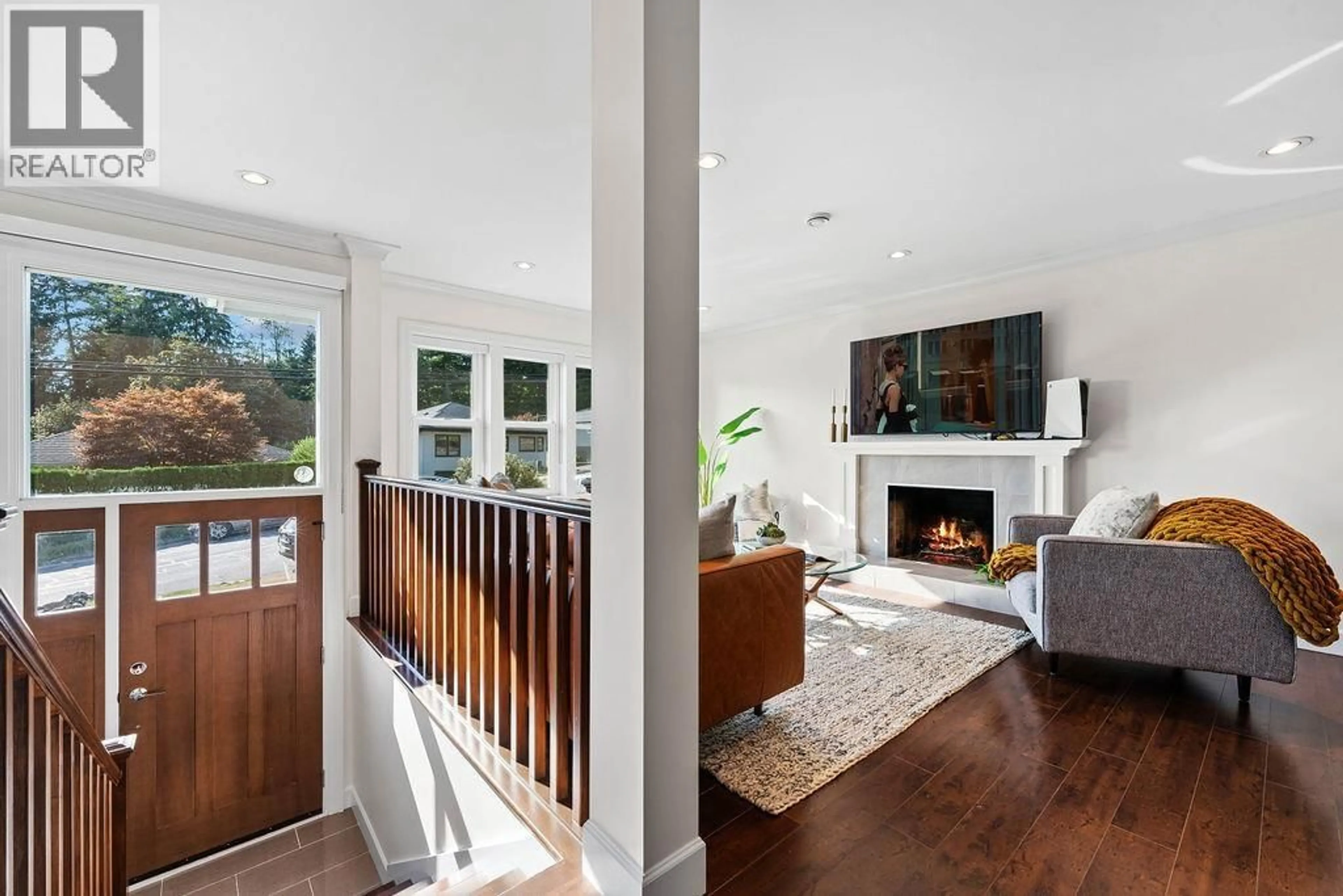 Indoor entryway for 814 PLYMOUTH DRIVE, North Vancouver British Columbia V7H2H7