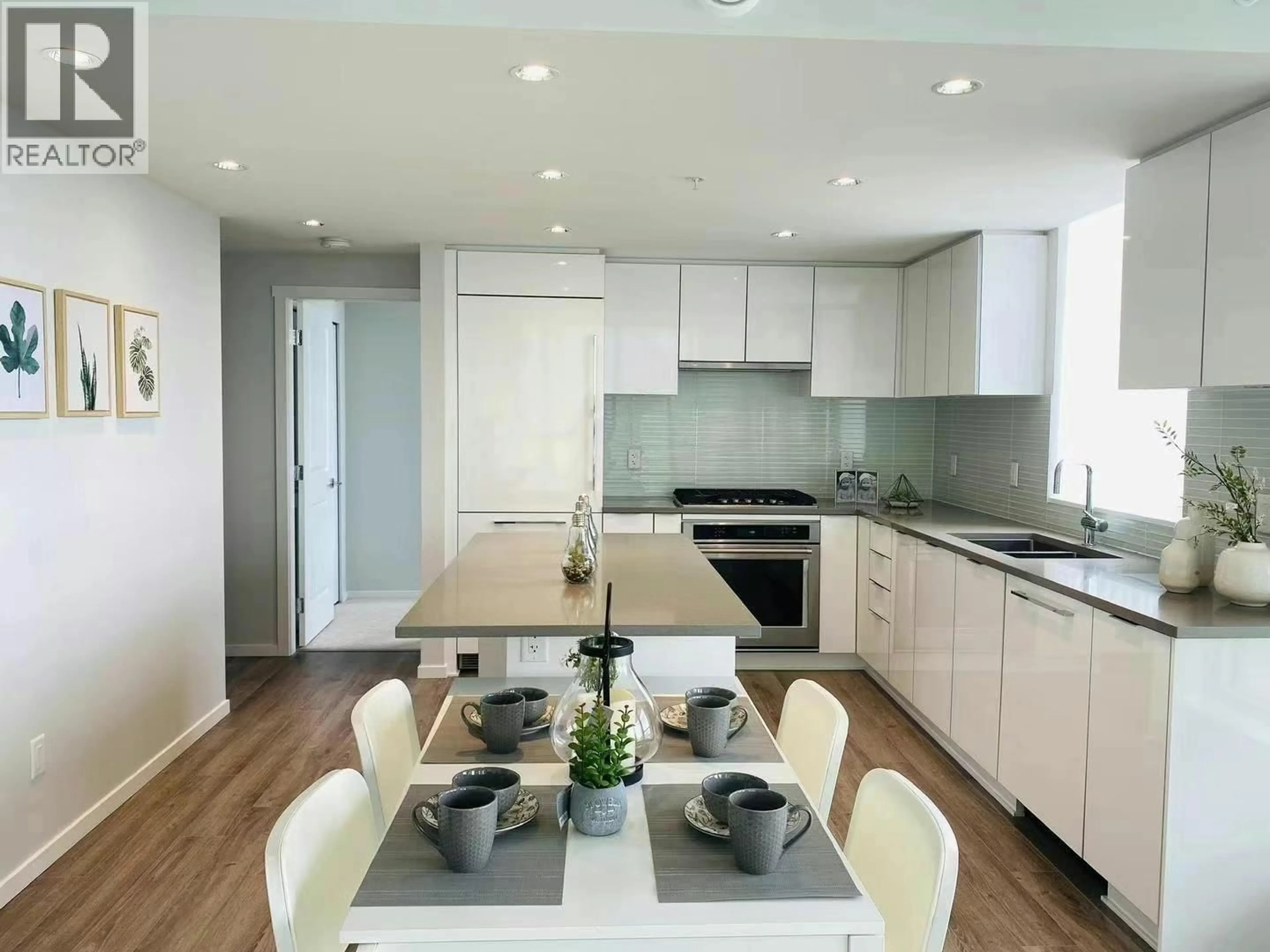 Contemporary kitchen, wood/laminate floor for 1607 - 6638 DUNBLANE AVENUE, Burnaby British Columbia V5H0G8