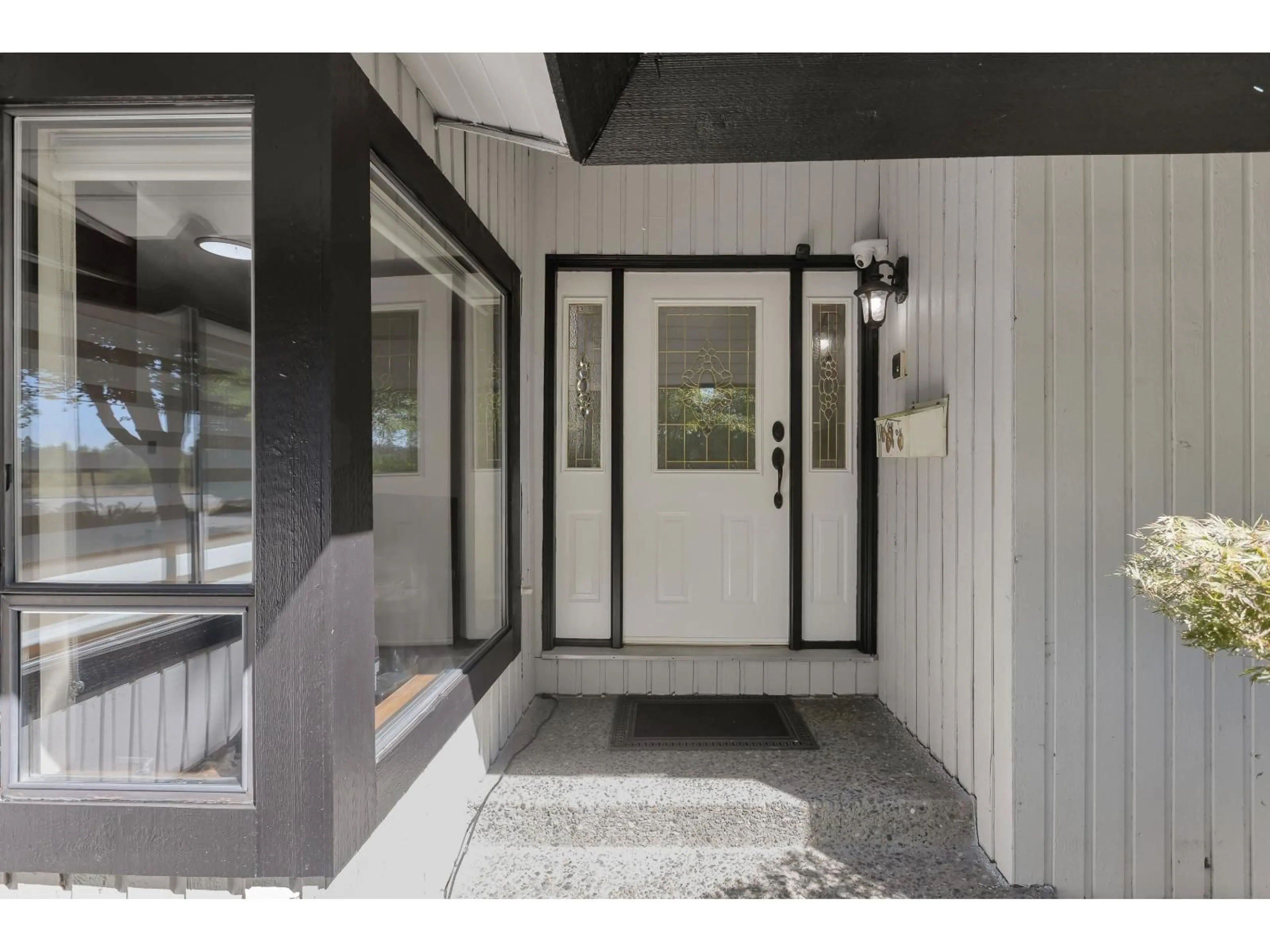 Indoor entryway for 10418 FRASERGLEN, Surrey British Columbia V4N1T5