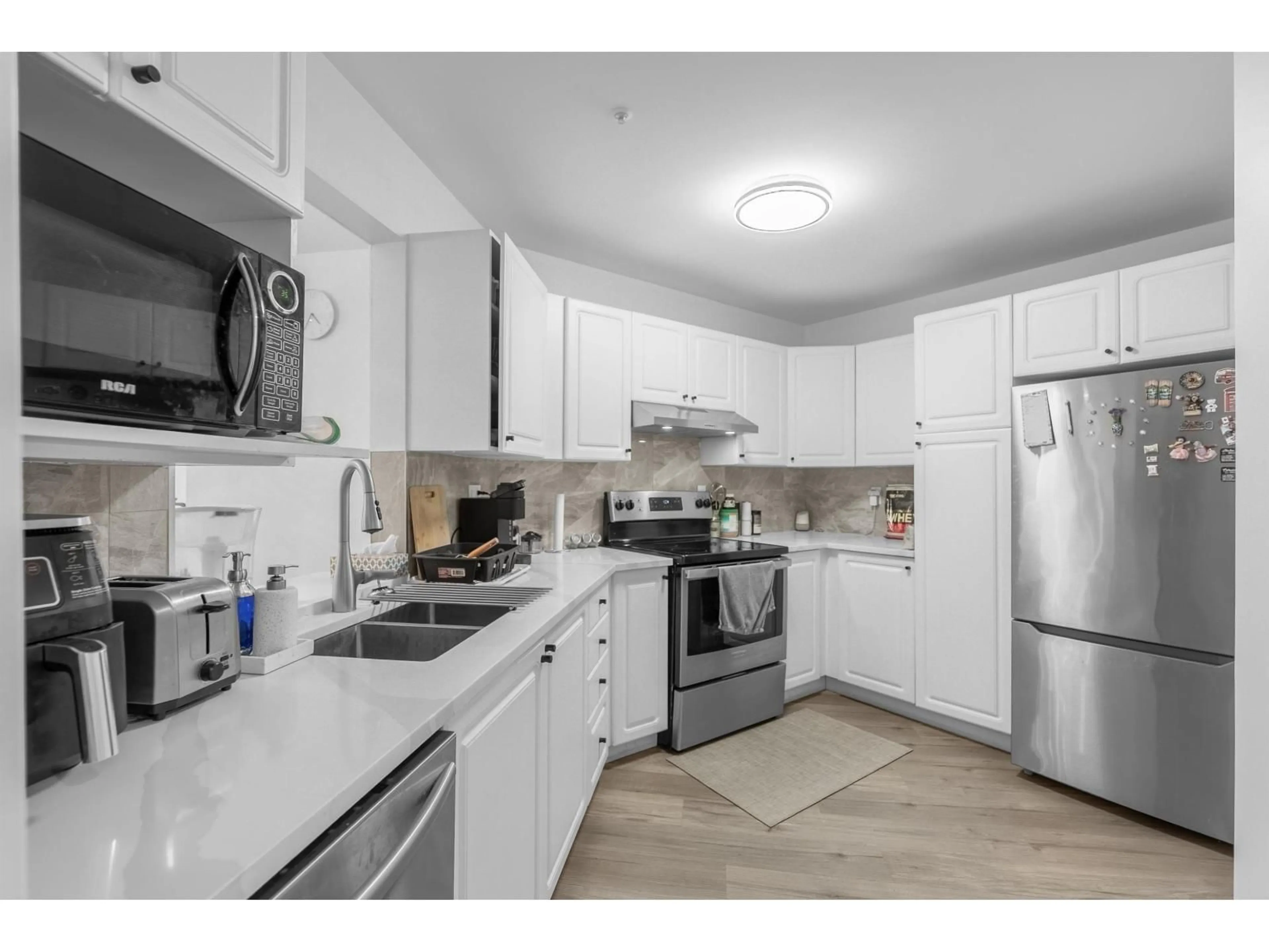 Standard kitchen, unknown for 210 - 7171 121, Surrey British Columbia V3W1G9
