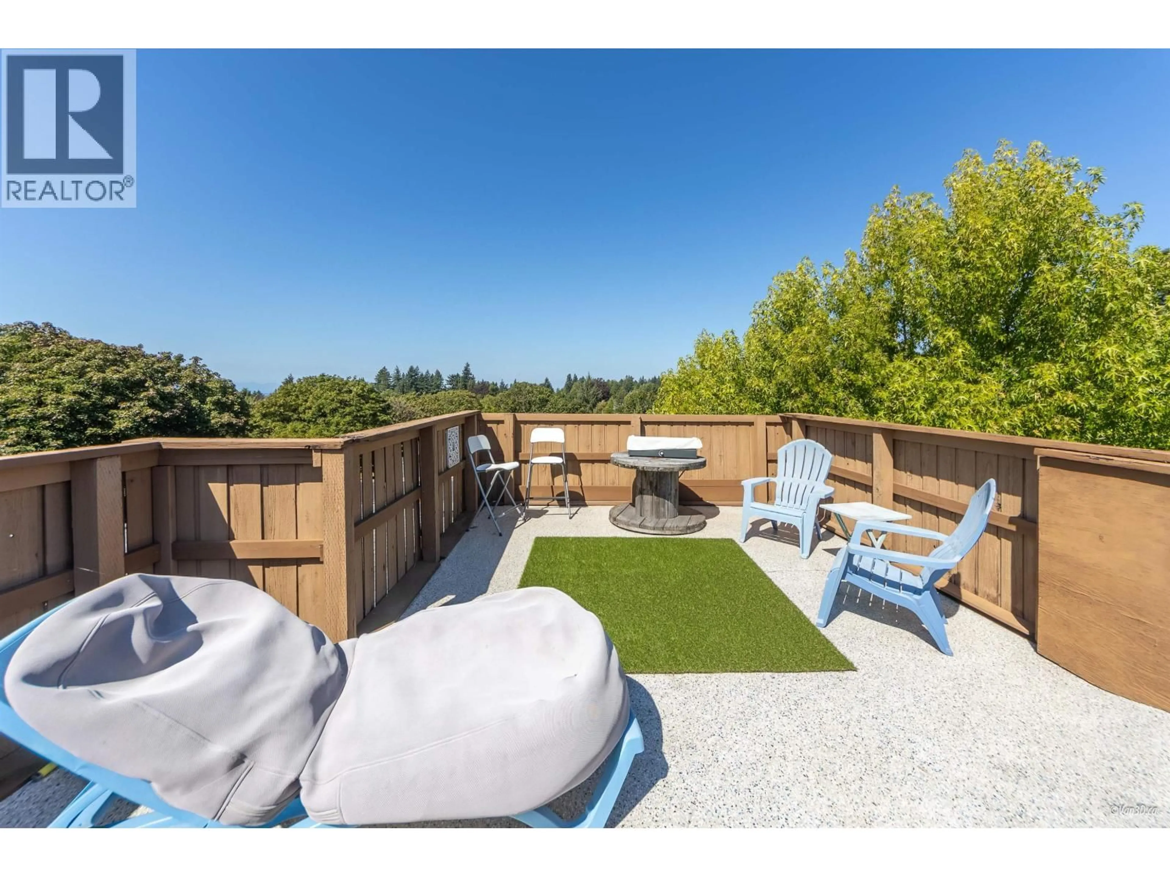 A pic from outside/outdoor area/front of a property/back of a property/a pic from drone, water/lake/river/ocean view for 2141 47TH AVENUE, Vancouver British Columbia V6M2M6