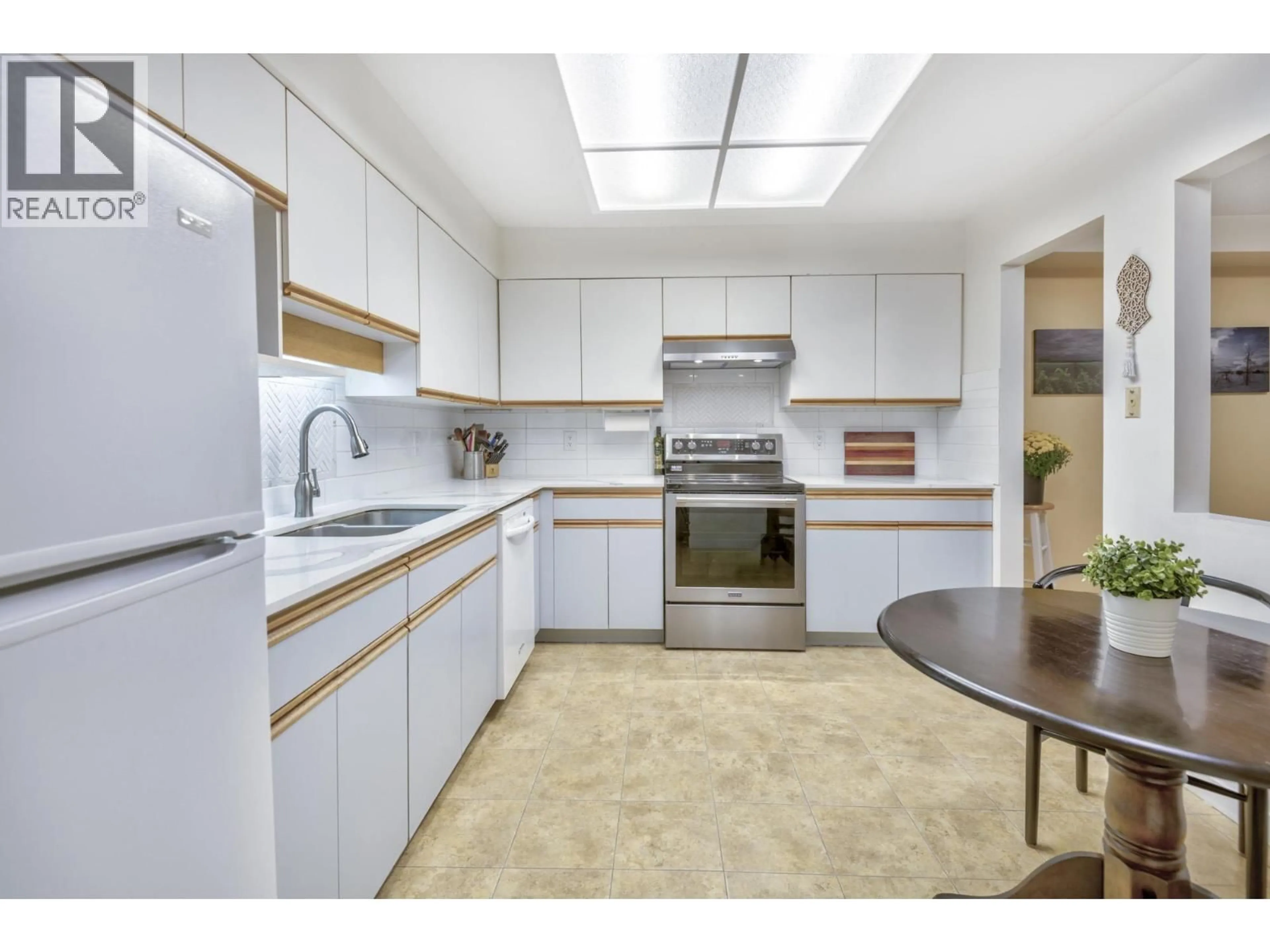 Standard kitchen, unknown for 102 - 501 COCHRANE AVENUE, Coquitlam British Columbia V3J7W5