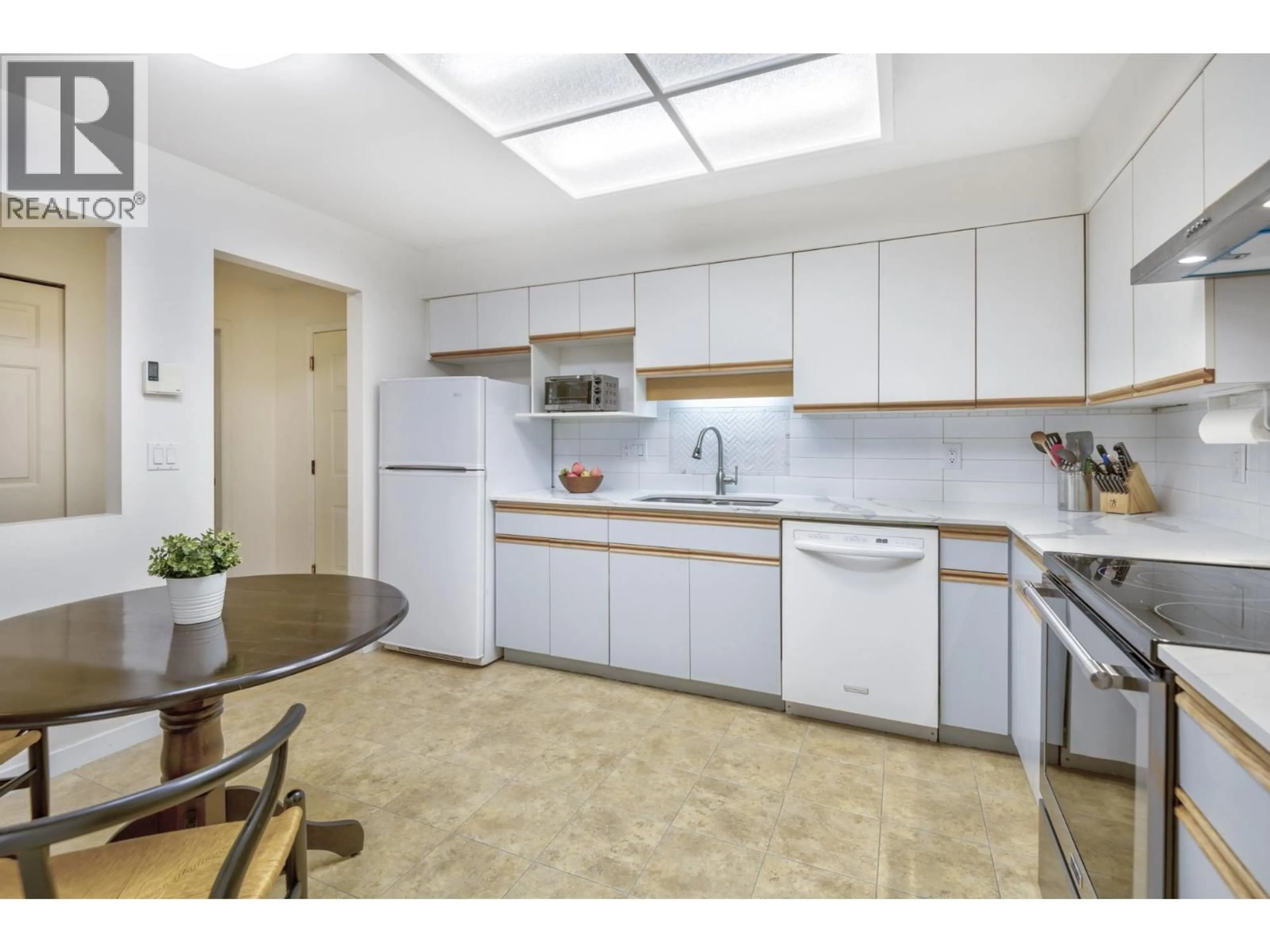 Standard kitchen, unknown for 102 - 501 COCHRANE AVENUE, Coquitlam British Columbia V3J7W5