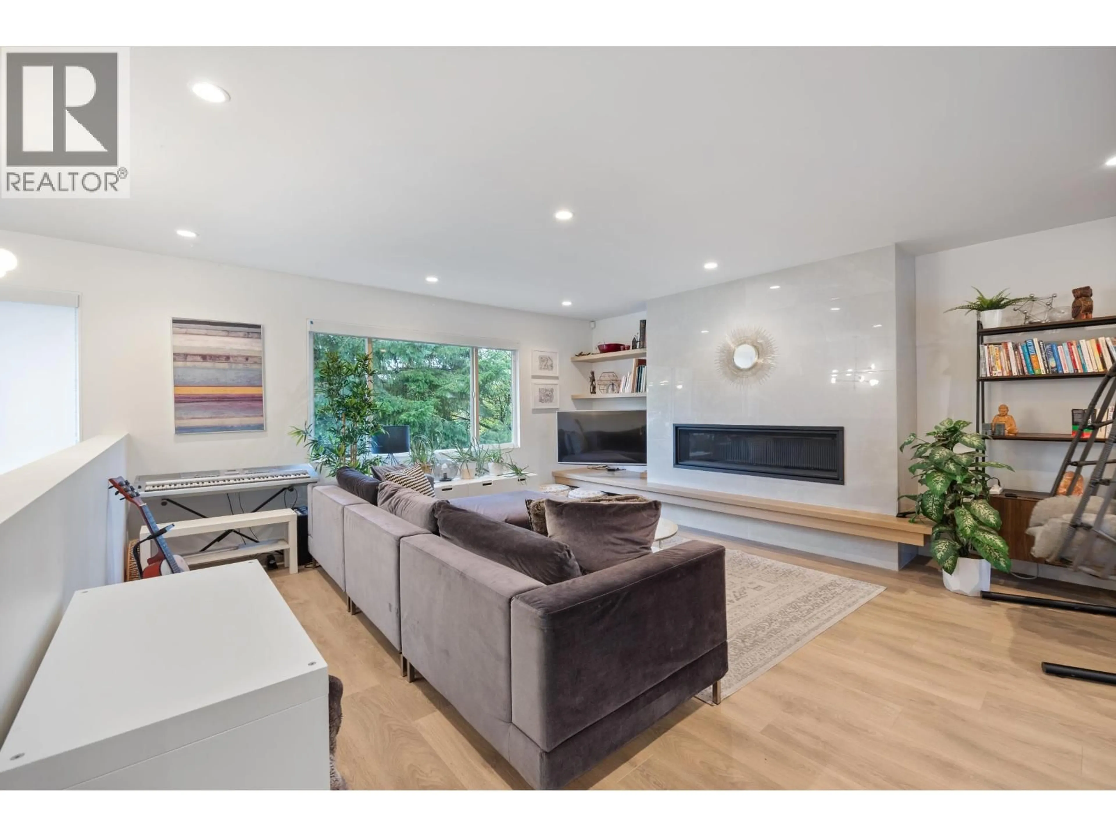 Living room with furniture, unknown for 4931 WOODSWORTH STREET, Burnaby British Columbia V5G1S3