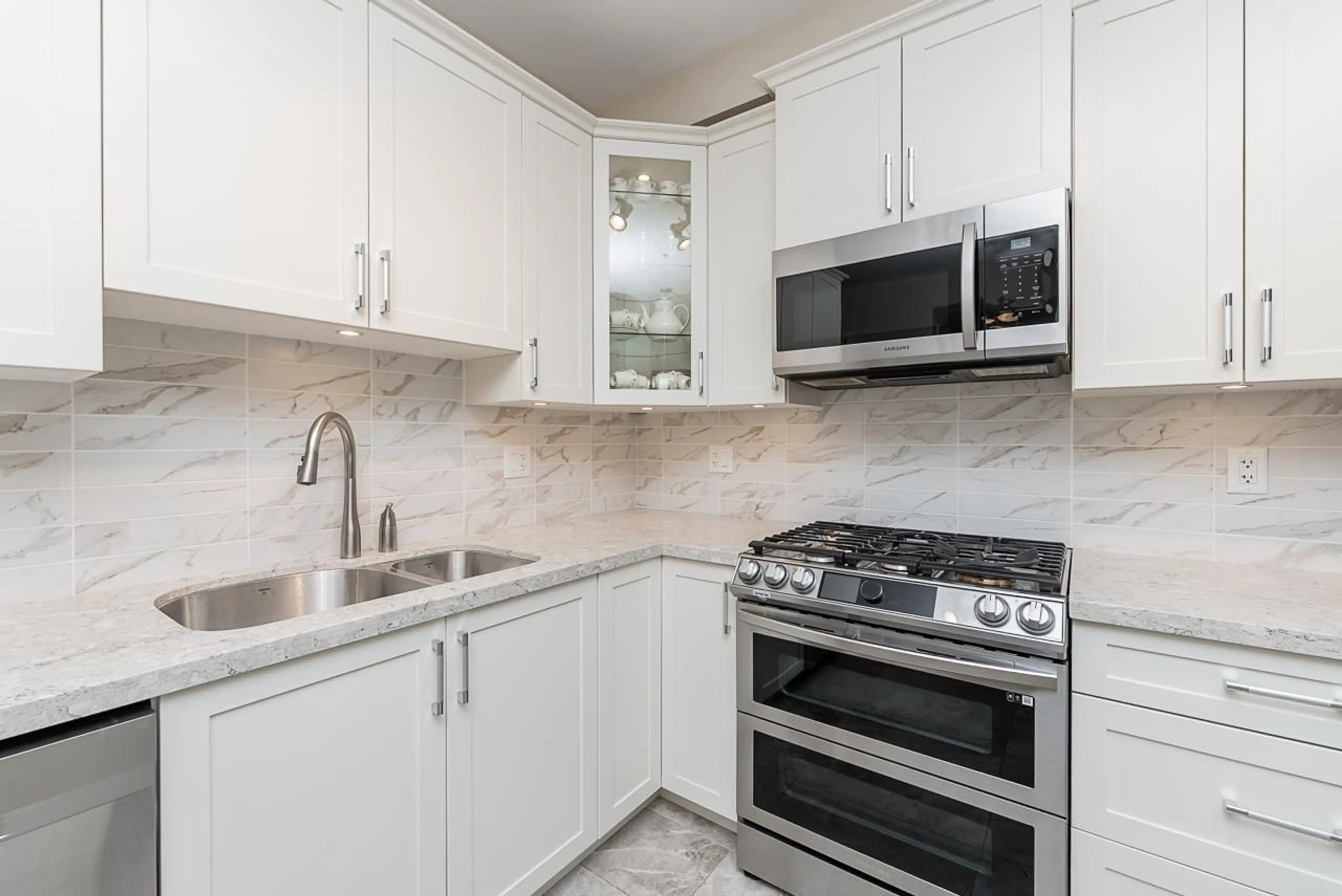 Standard kitchen, ceramic/tile floor for 306 - 20325 85, Langley British Columbia V2Y3L2