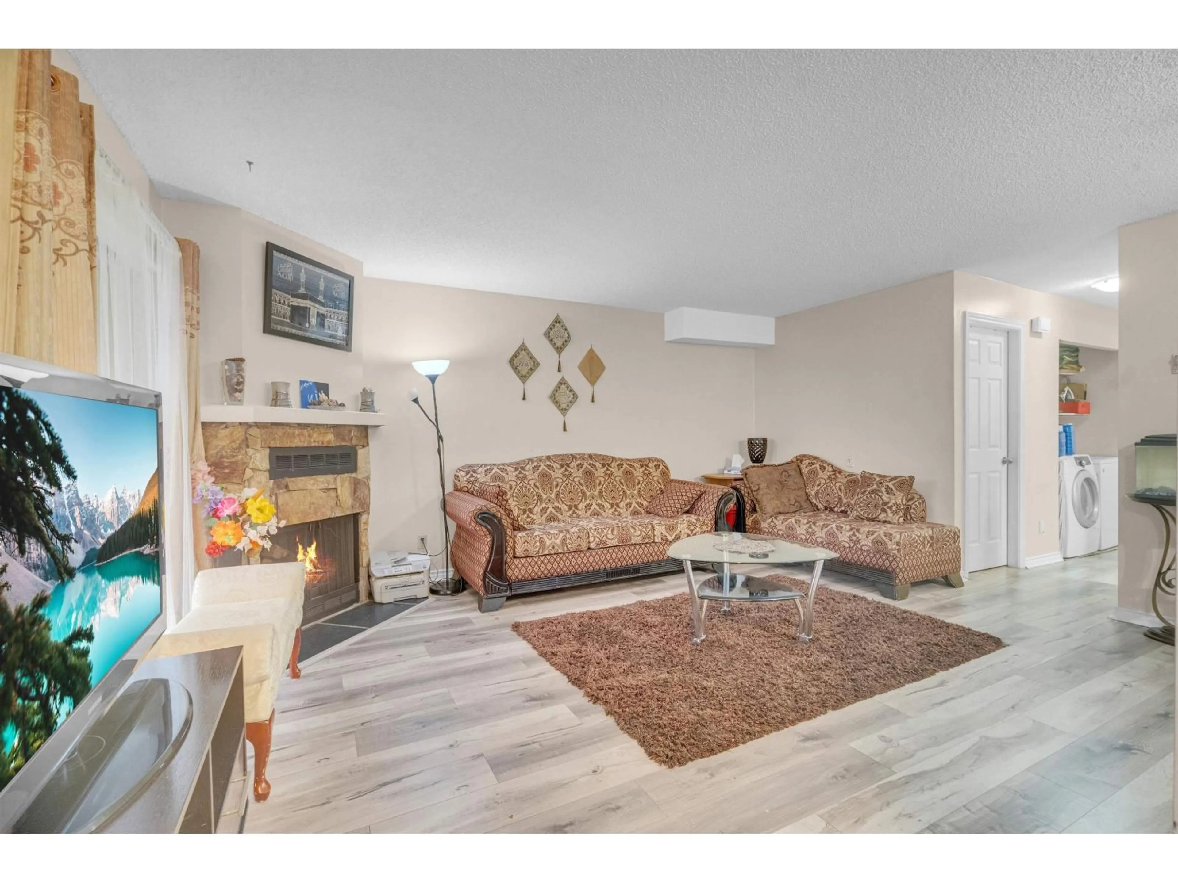 Living room with furniture, unknown for 102 - 7150 133, Surrey British Columbia V3W7Z7