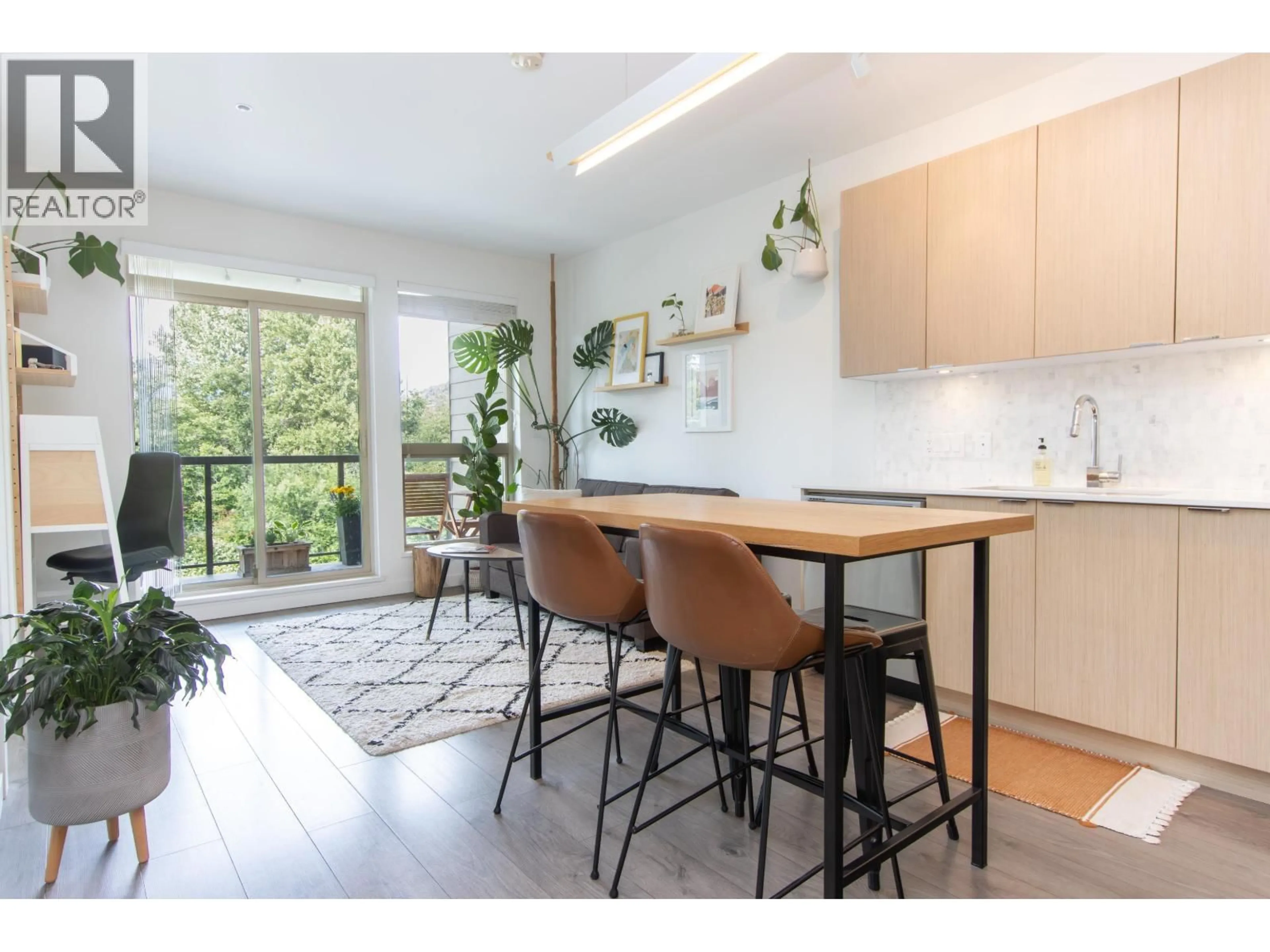 Open concept kitchen, wood/laminate floor for 407 - 1150 BAILEY STREET, Squamish British Columbia V8B0R4