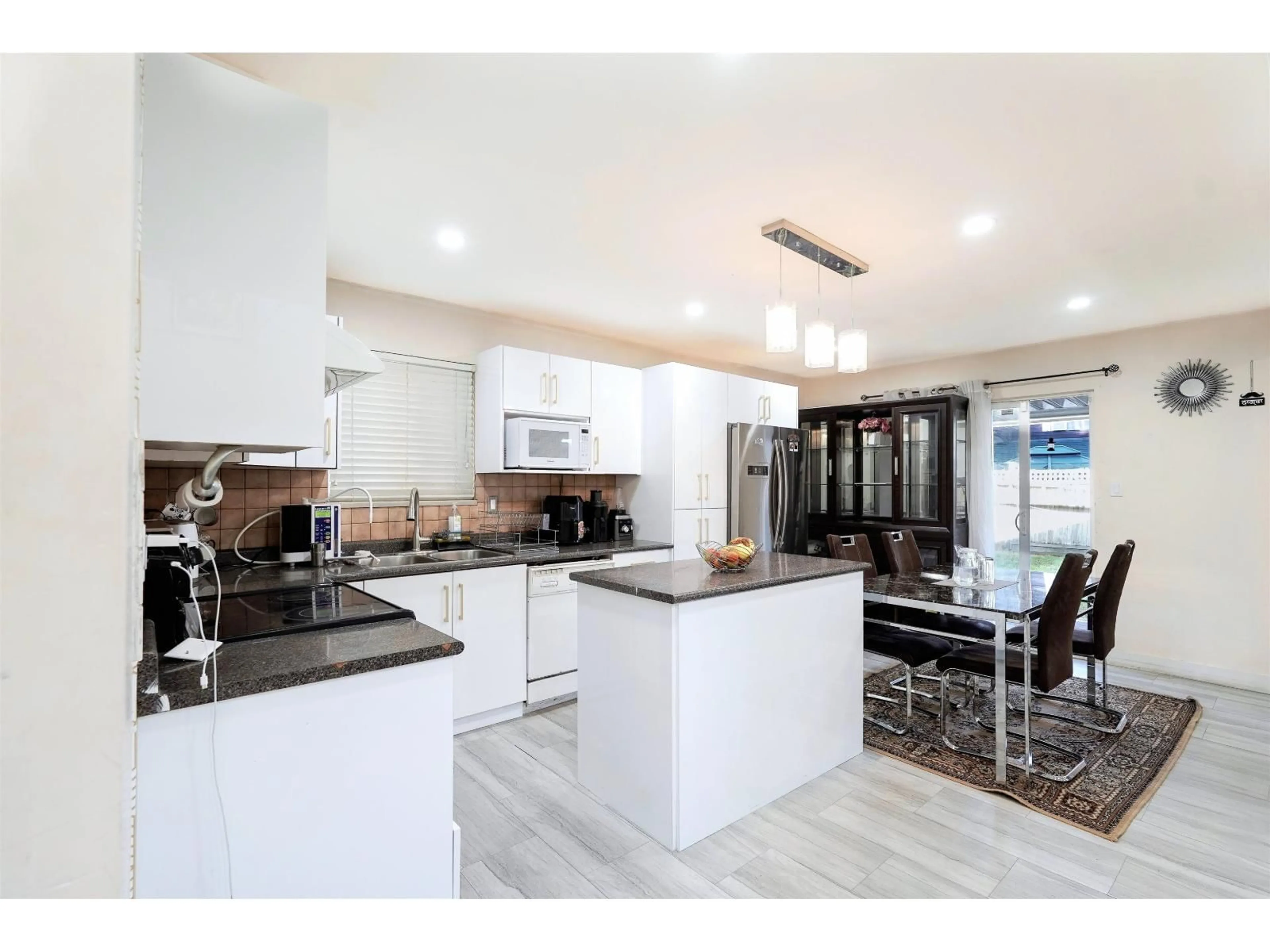 Contemporary kitchen, unknown for 7368 PARKWOOD, Surrey British Columbia V3W7G6