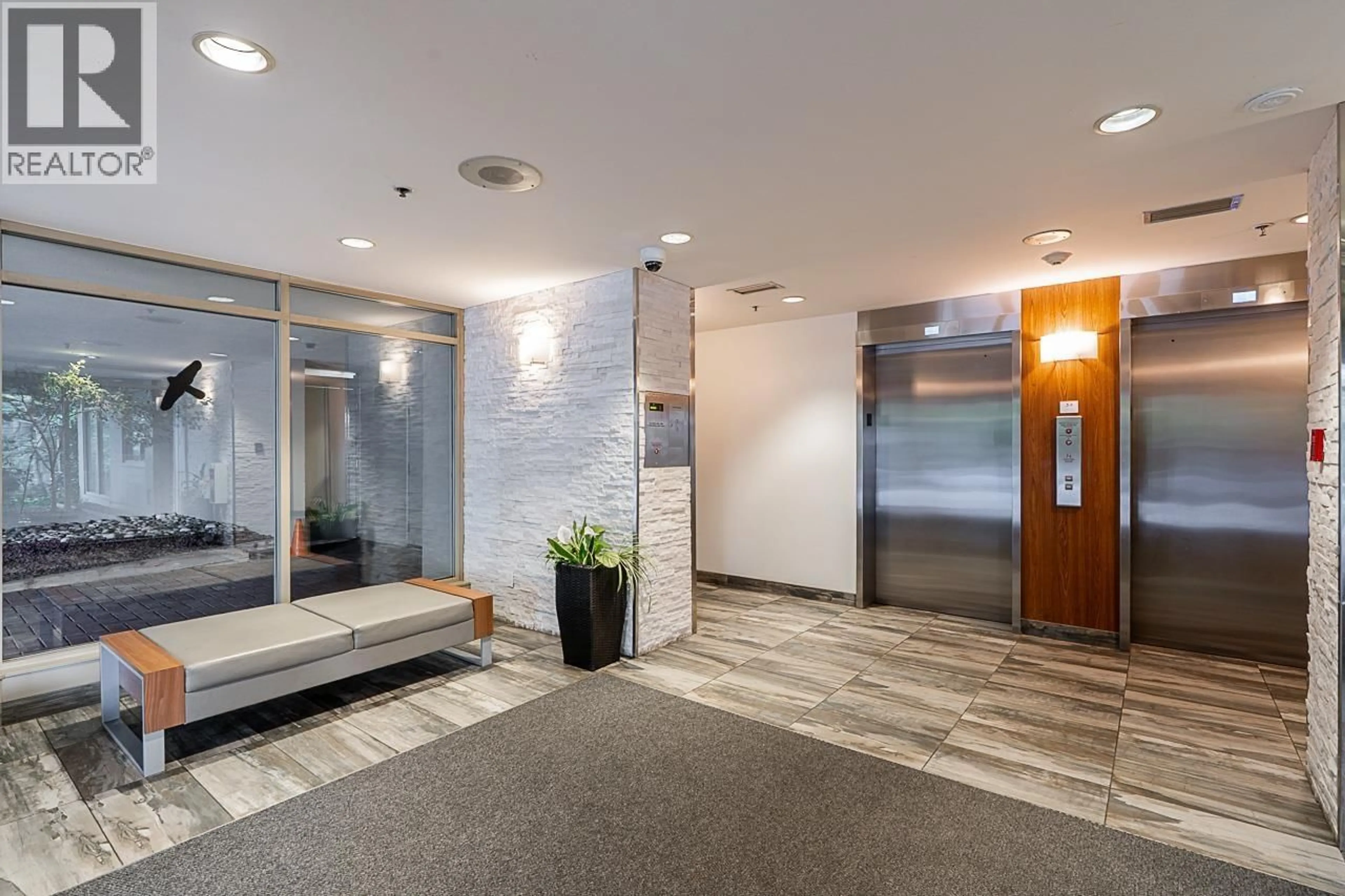 Indoor foyer for 402 - 728 FARROW STREET, Coquitlam British Columbia V3J3S6