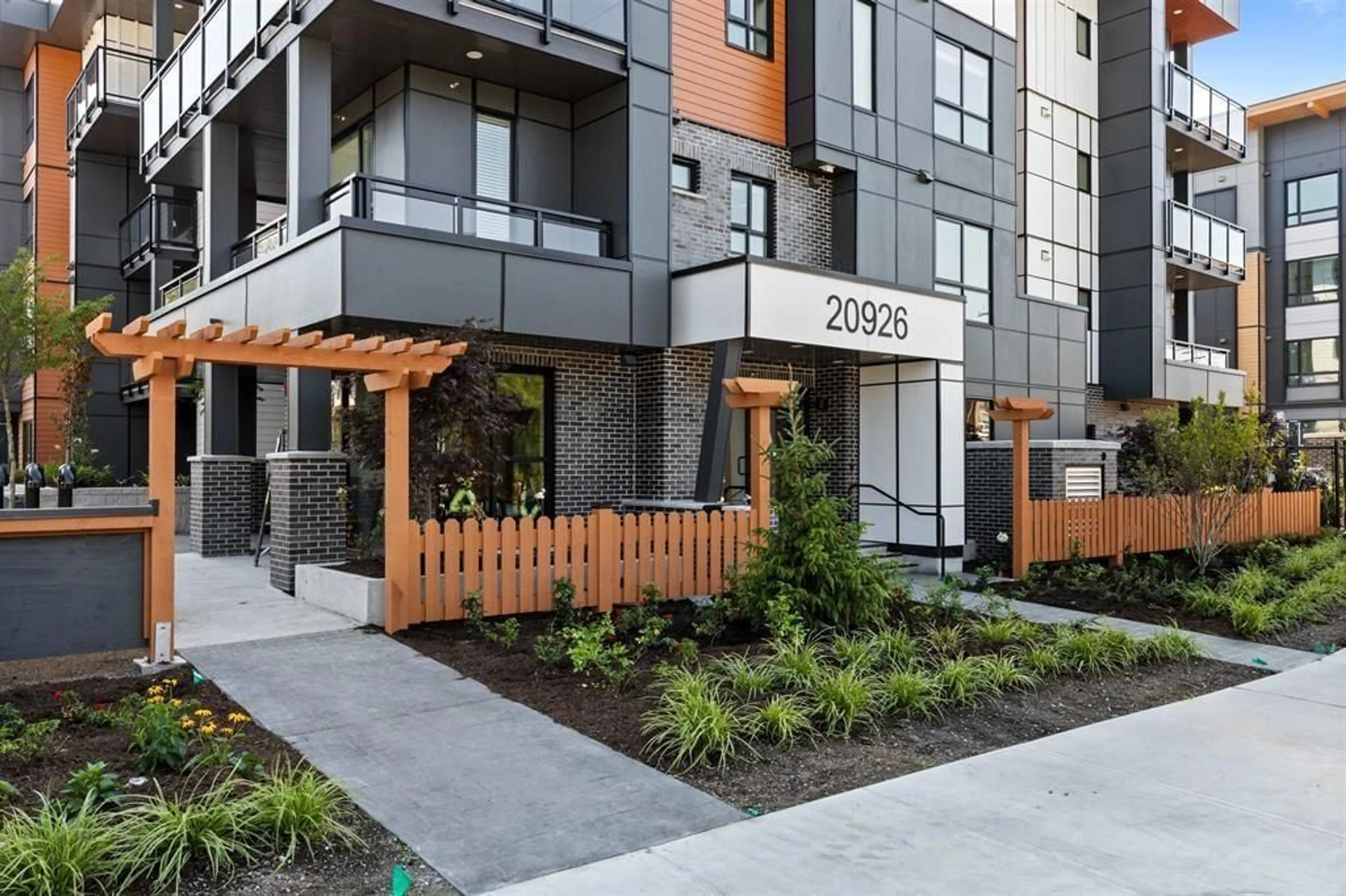 Patio, street for 203 - 20926 83, Langley British Columbia V2Y3Y9