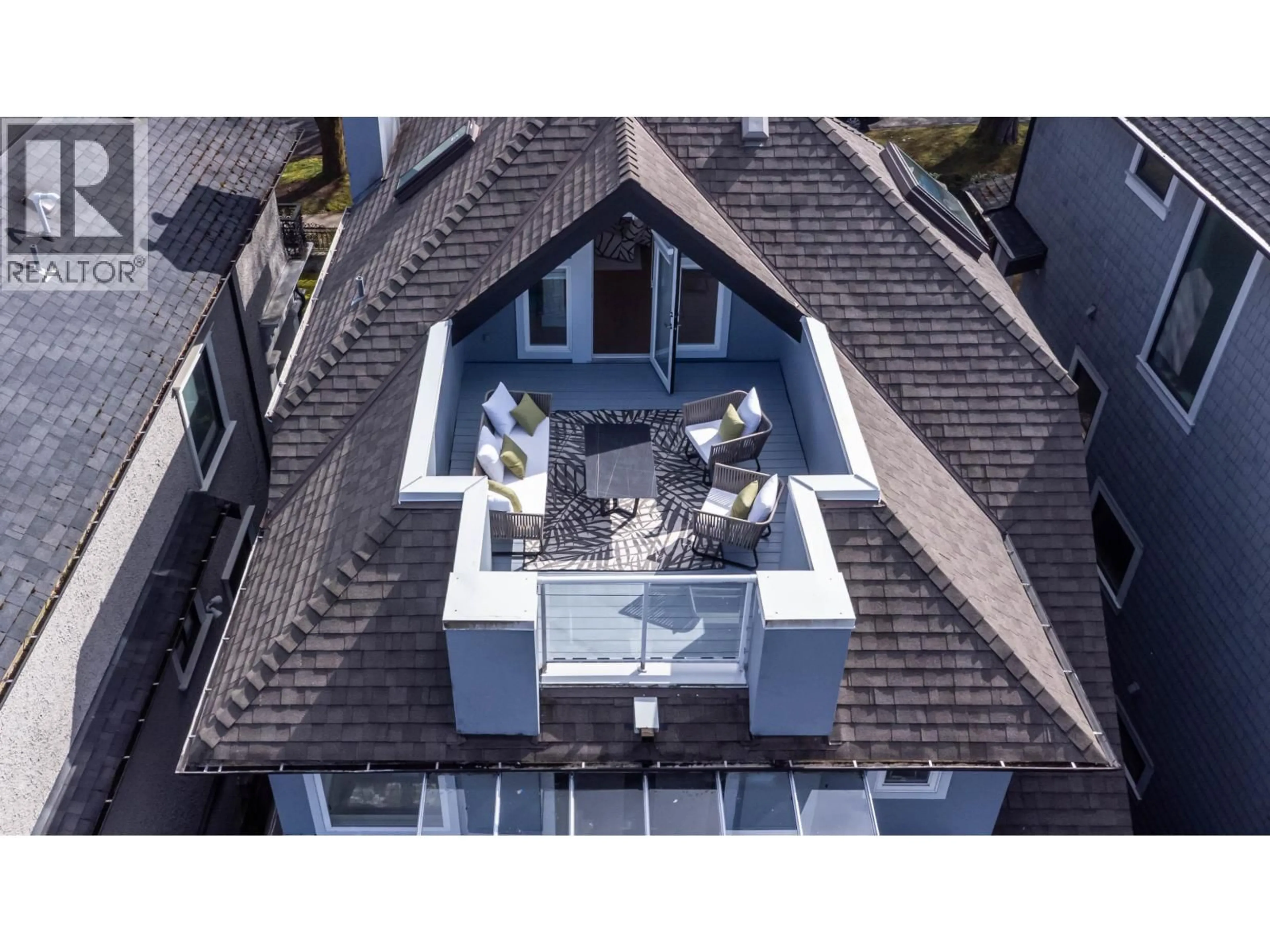 A pic from outside/outdoor area/front of a property/back of a property/a pic from drone, unknown for 3727 22ND AVENUE, Vancouver British Columbia V6S1J5