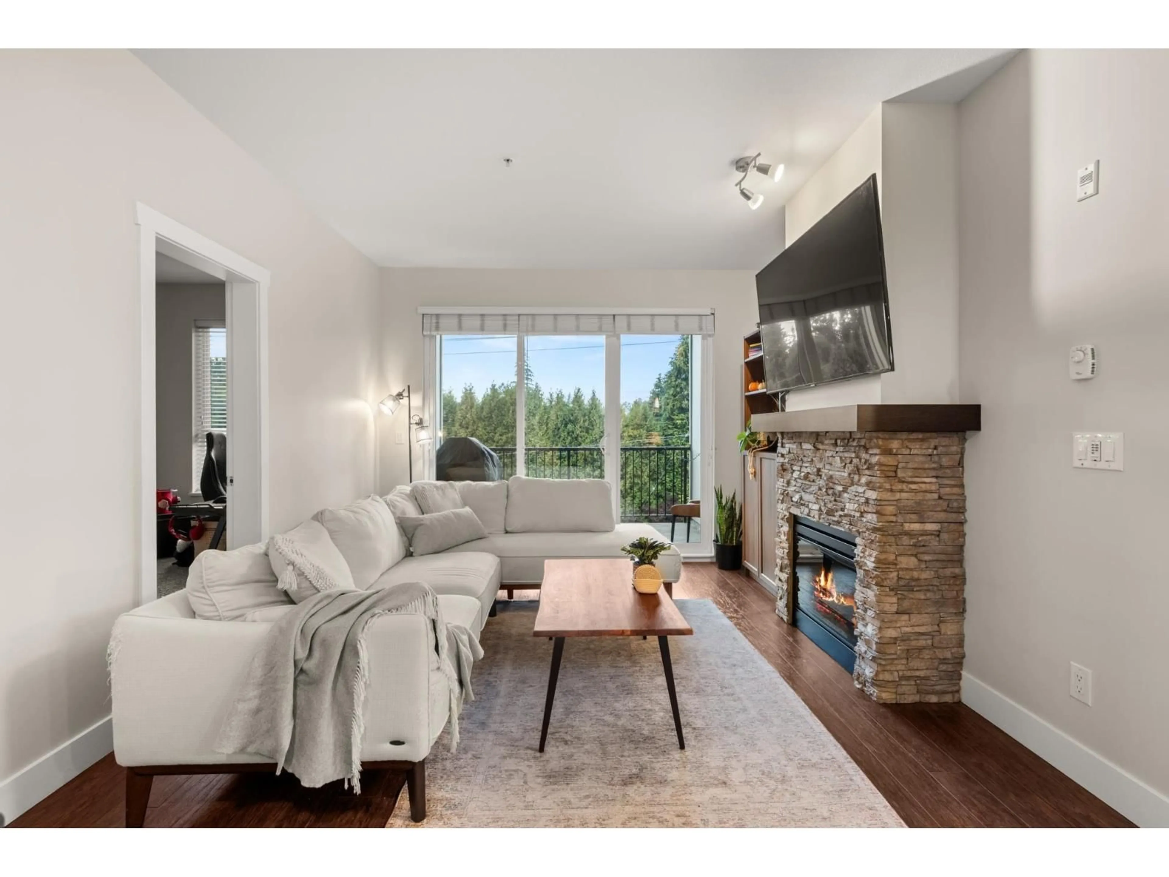 Living room with furniture, unknown for 309 - 3192 GLADWIN, Abbotsford British Columbia V2T6M9