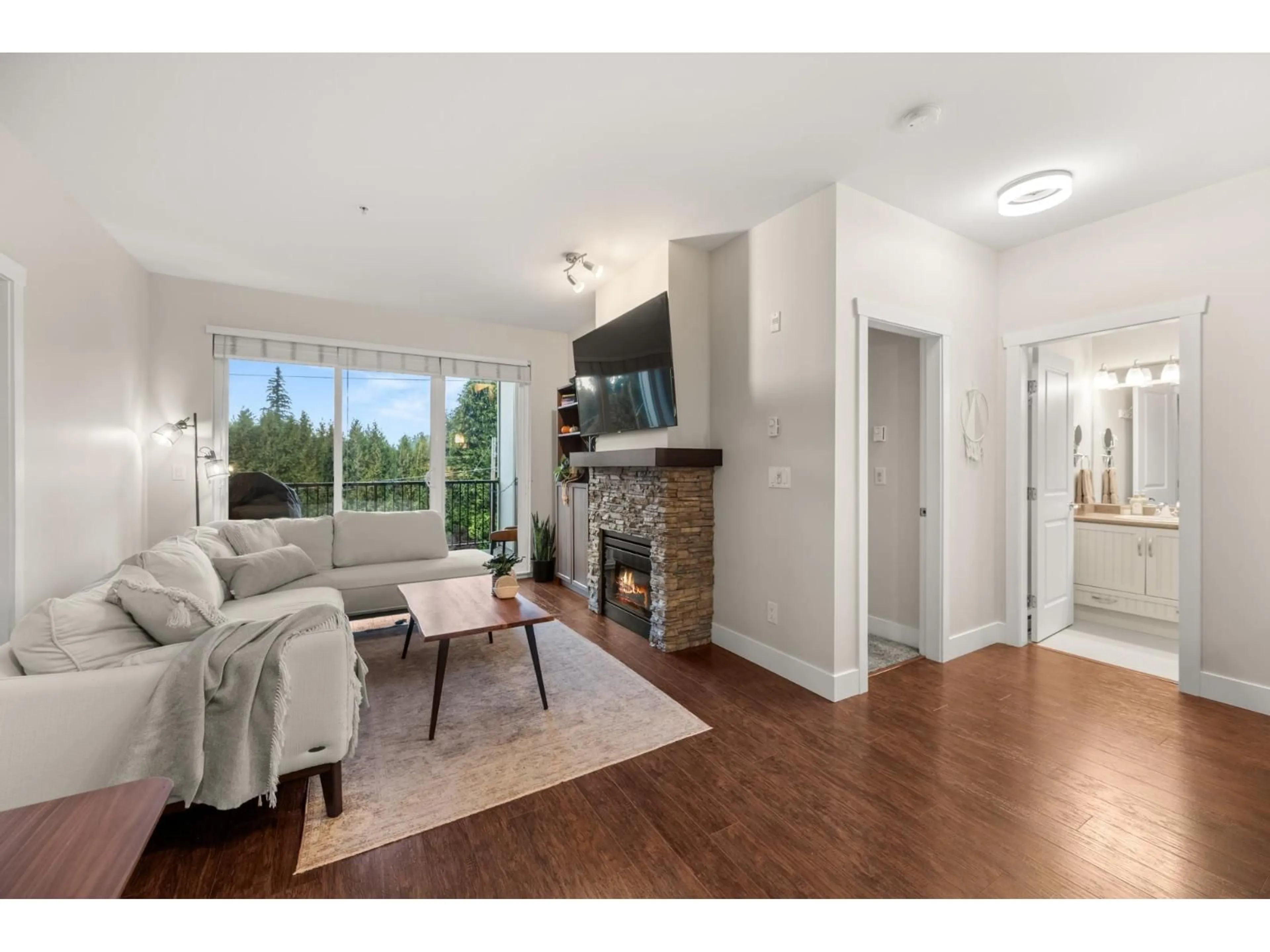 Living room with furniture, wood/laminate floor for 309 - 3192 GLADWIN, Abbotsford British Columbia V2T6M9